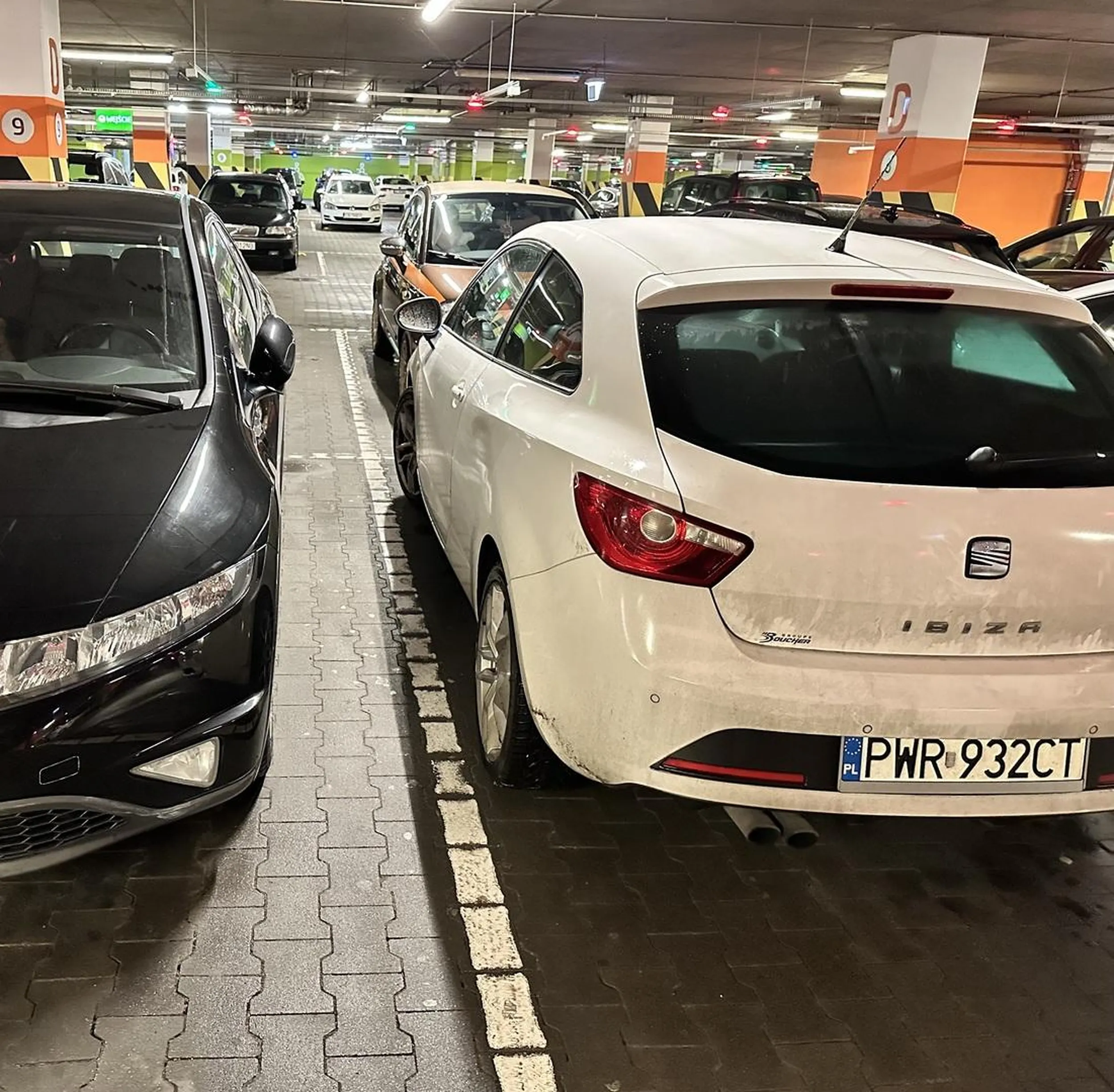 Dziękuję bardzo za zarysowanie mi samochodu. Jak nie umiesz parkować to może po prostu nie jeździj samochodem. Jeśli się nie odezwiesz, to sprawę zgłaszam na policję.