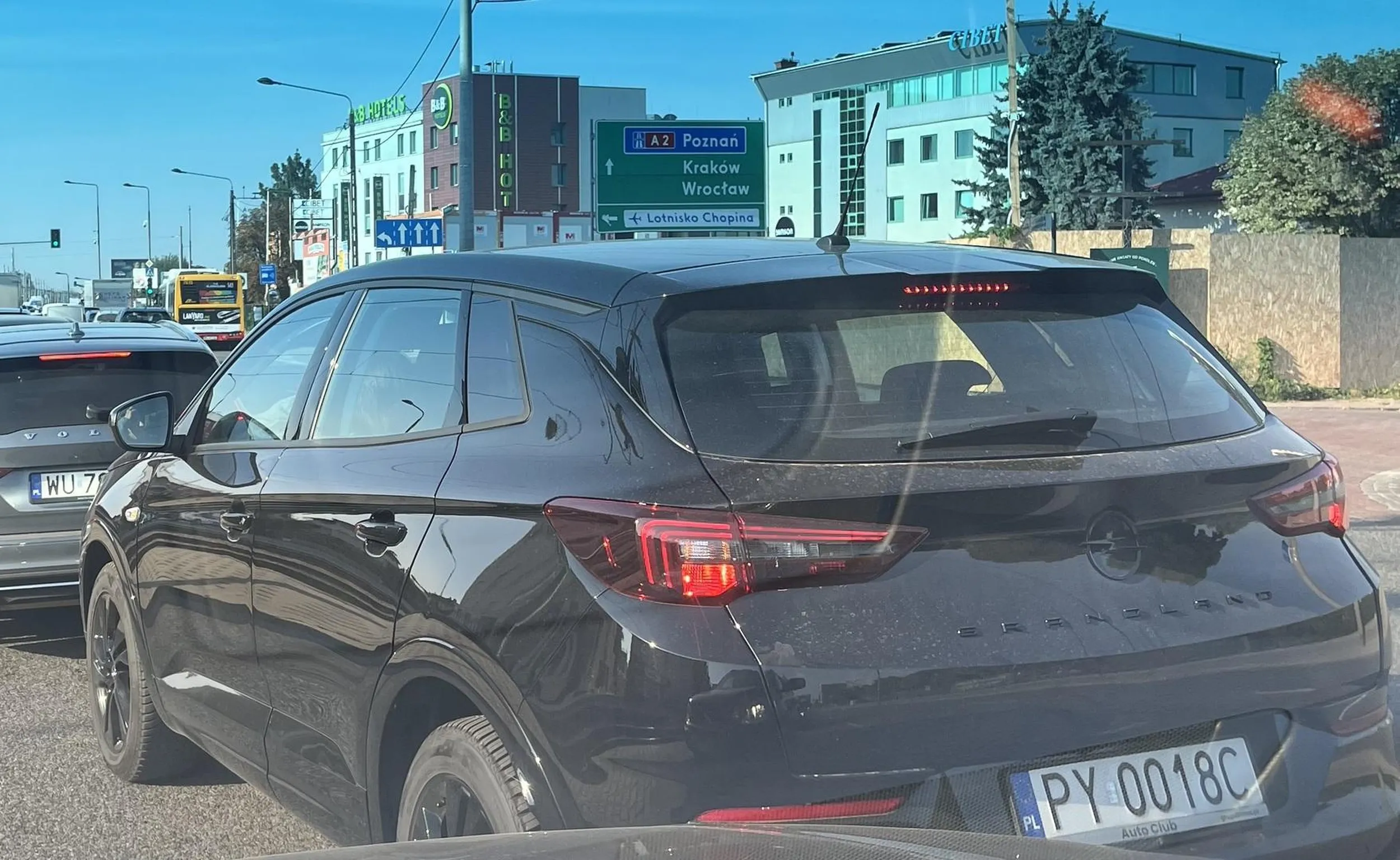 Chamska baba, wpycha się i chce spowodować kolizję.