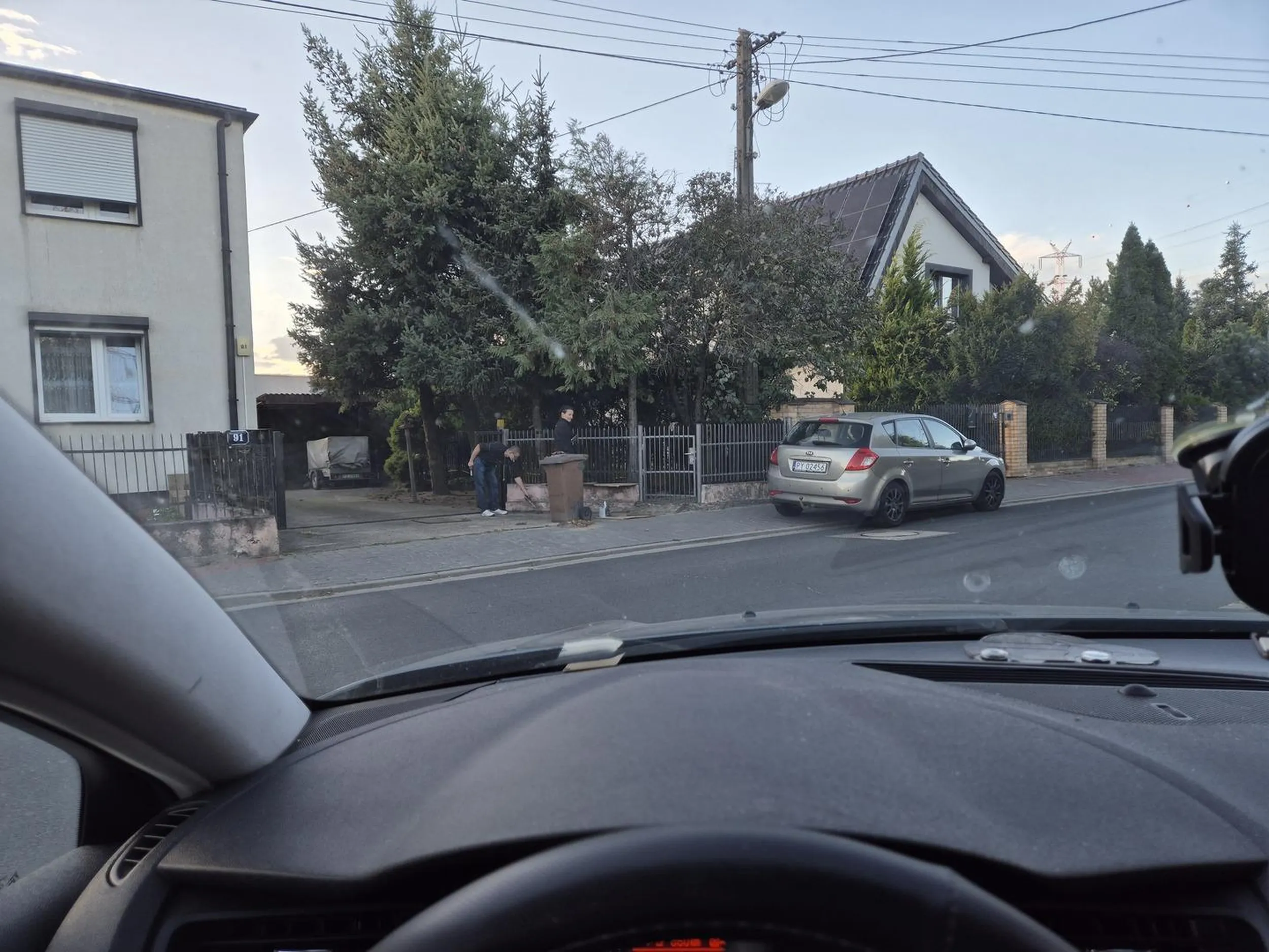 Baba jedzie przynajmniej 60 więcej niż znaki pozwalają i wymusza pierwszeństwo przy zmianie pasa bez kierunkowskazu. Jak wam też wymusi kasujcie auto na jej koszt. Okolice komornik gdzie mieszka.