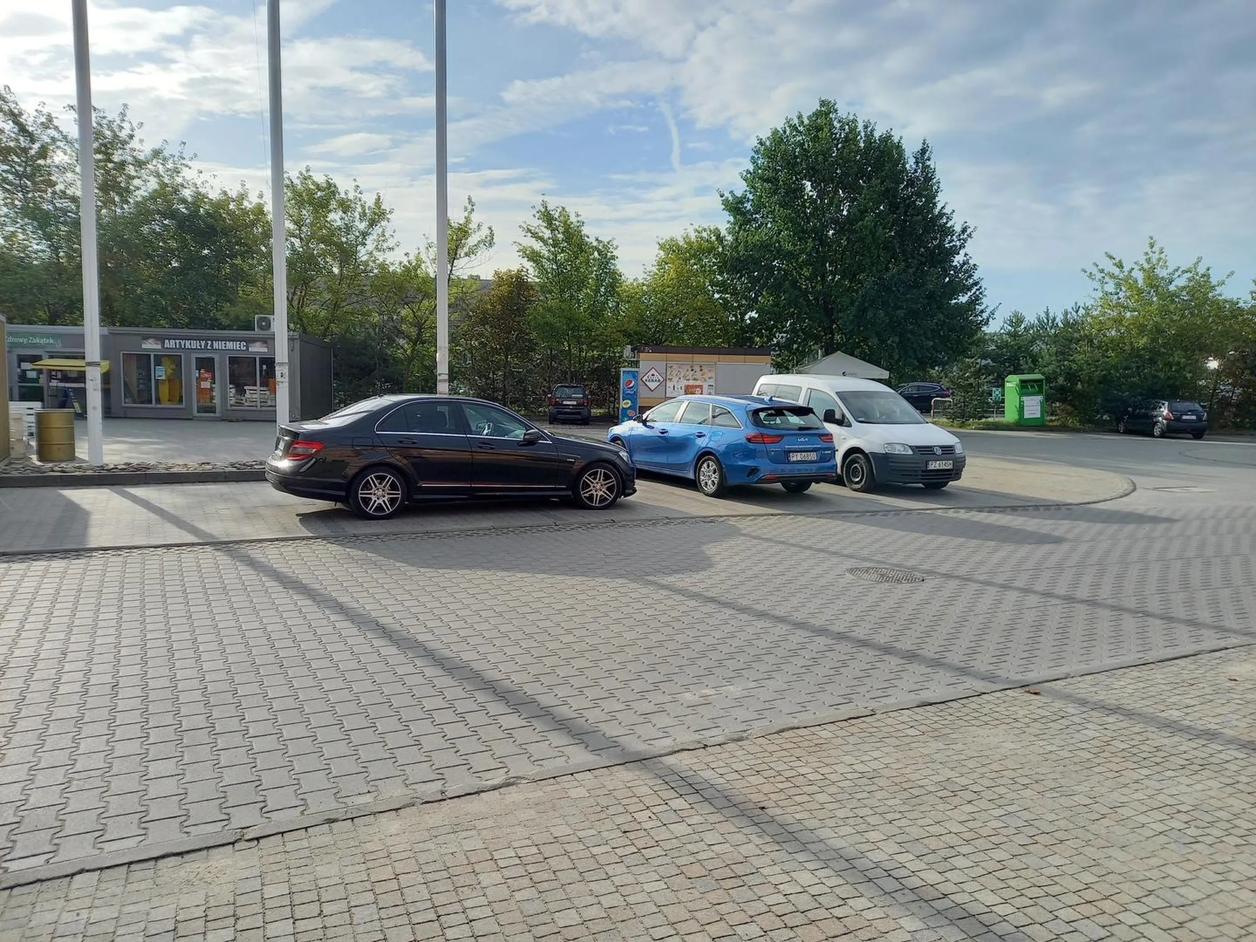 Parkuje w poprzek na dwóch miejscach.