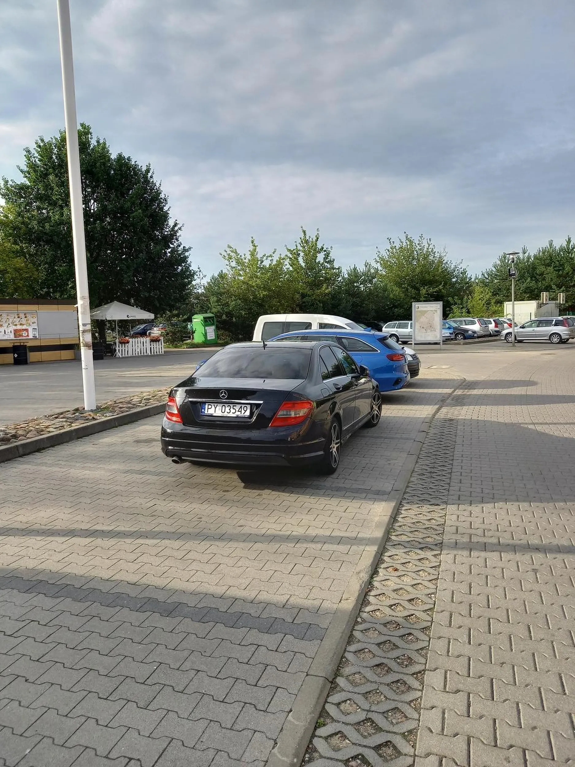 Parkuje w poprzek na dwóch miejscach.