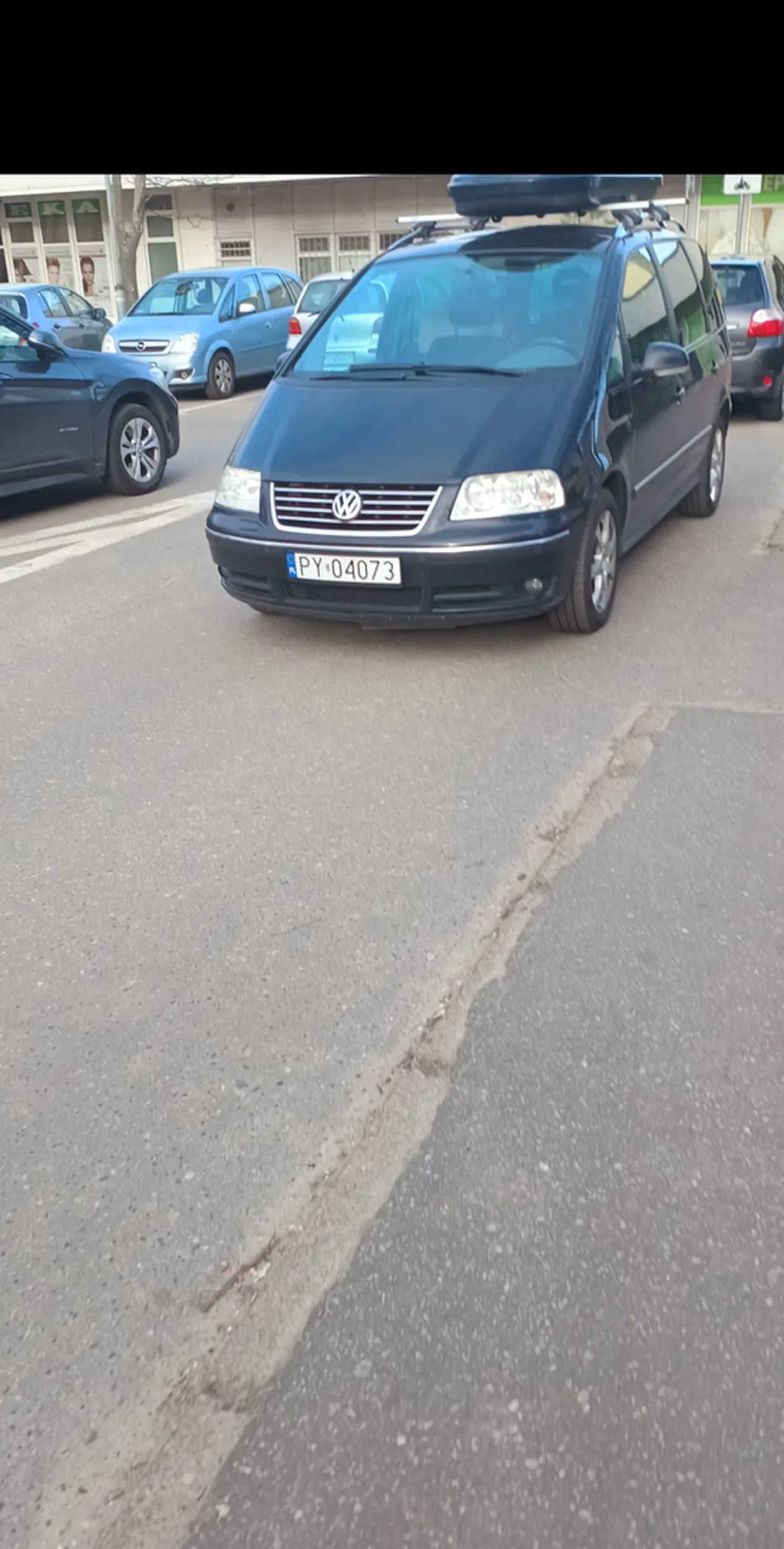 Pajac uniemożliwił swobodny wjazd na osiedle karetce pogotowia, zmuszając kierowcę do jazdy pod prąd i utraty cennych kilkudziesięciu sekund czasu, a to wszystko bo królewiczowi nie chciało się zaparkować 20 metrów dalej, gdzie było kilka wolnych miejsc.