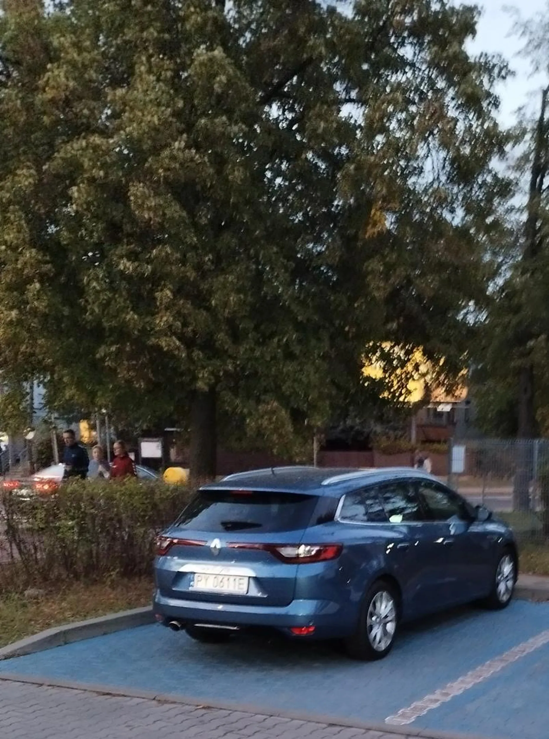 Pukaj sie mocniej w ten pusty leb to moze bedziesz mial uprawnienia do parkowania w tym miejscu.