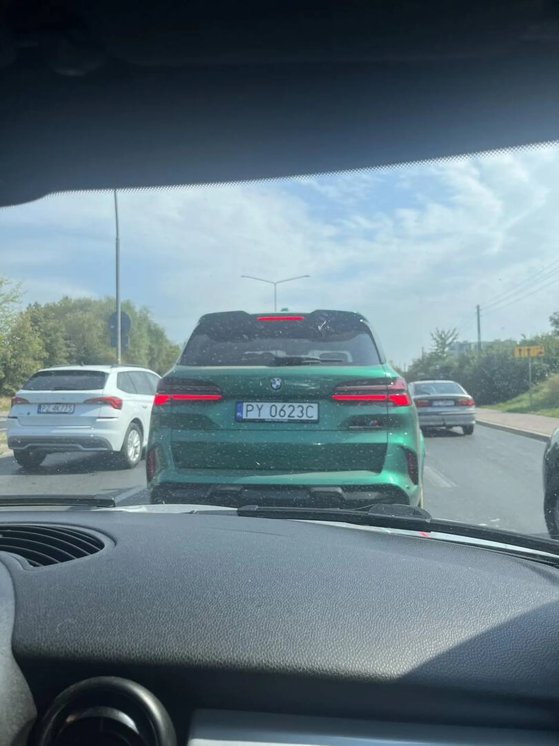 Pajac jakich mało, korek wszyscy kulturalnie czekają ale nasz ulubiony kierowca nie ma czasu, żonka ma dobry czas a go nie ma w domu wiec trzeba zapierdalać. Nie zważając na bezpieczeństwo innych prowadzi piękny slalom pomiędzy samochodami bez kierunkowskazów dużym samochodem, skoda że musi wielkością samochodu dowartościowywać się i zadowalać swoją partnerkę.