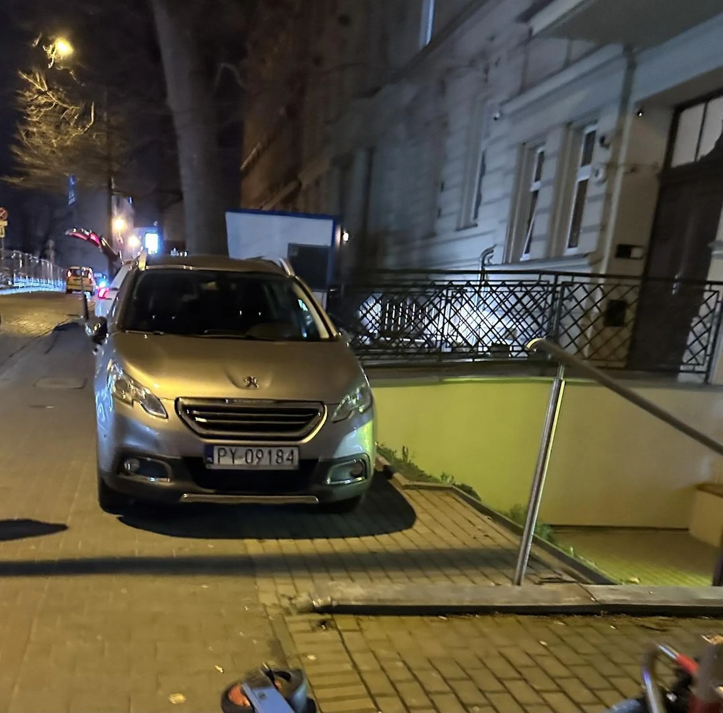 Kierowca jeździ po chodniku i tarasuje chodnik, akurat w tym miejscu jest latarnia i jest bardzo mało miejsca.