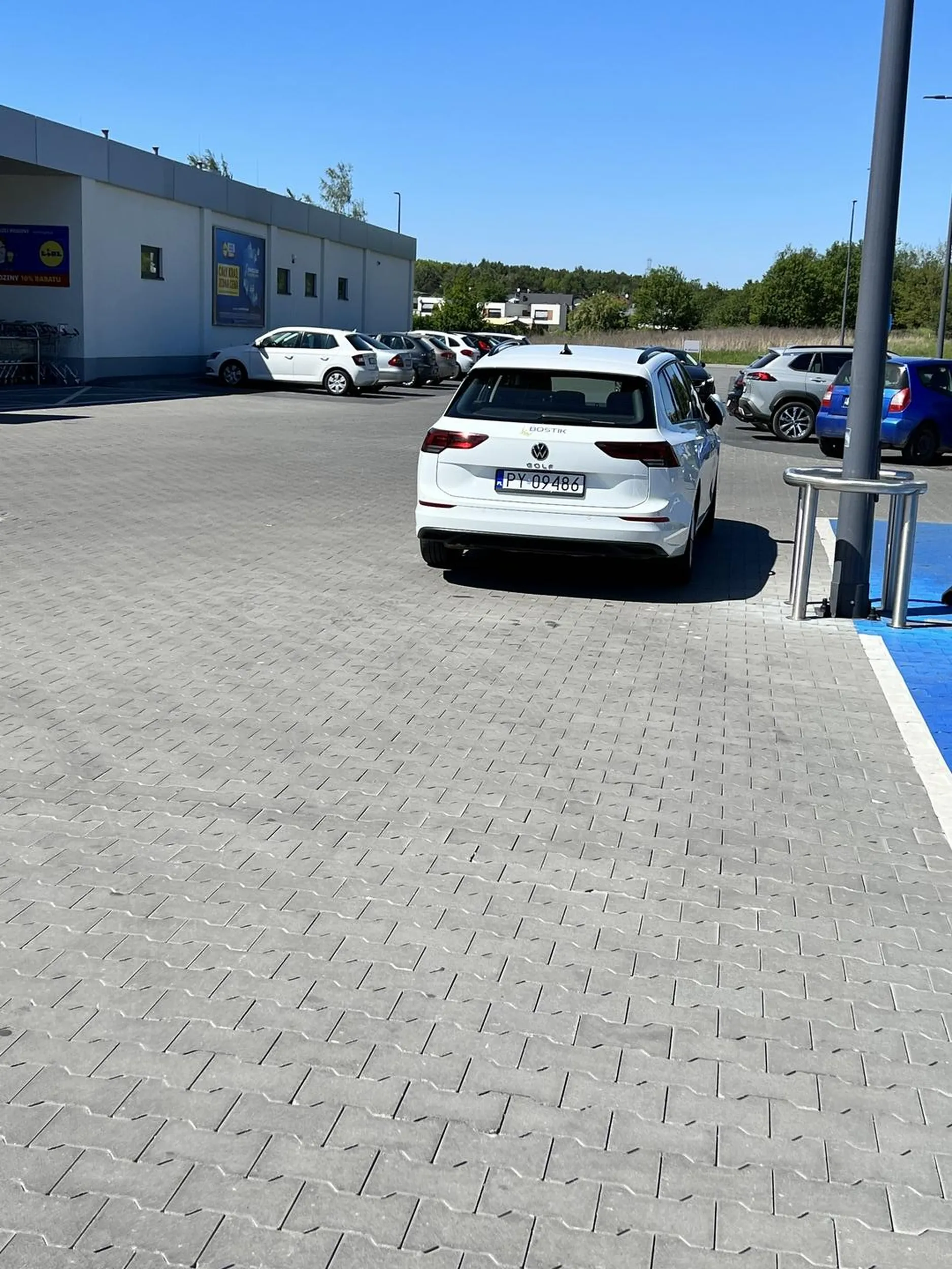 Pół parkingu wolne ale leniwy łysol musi stanąć na środku drogi