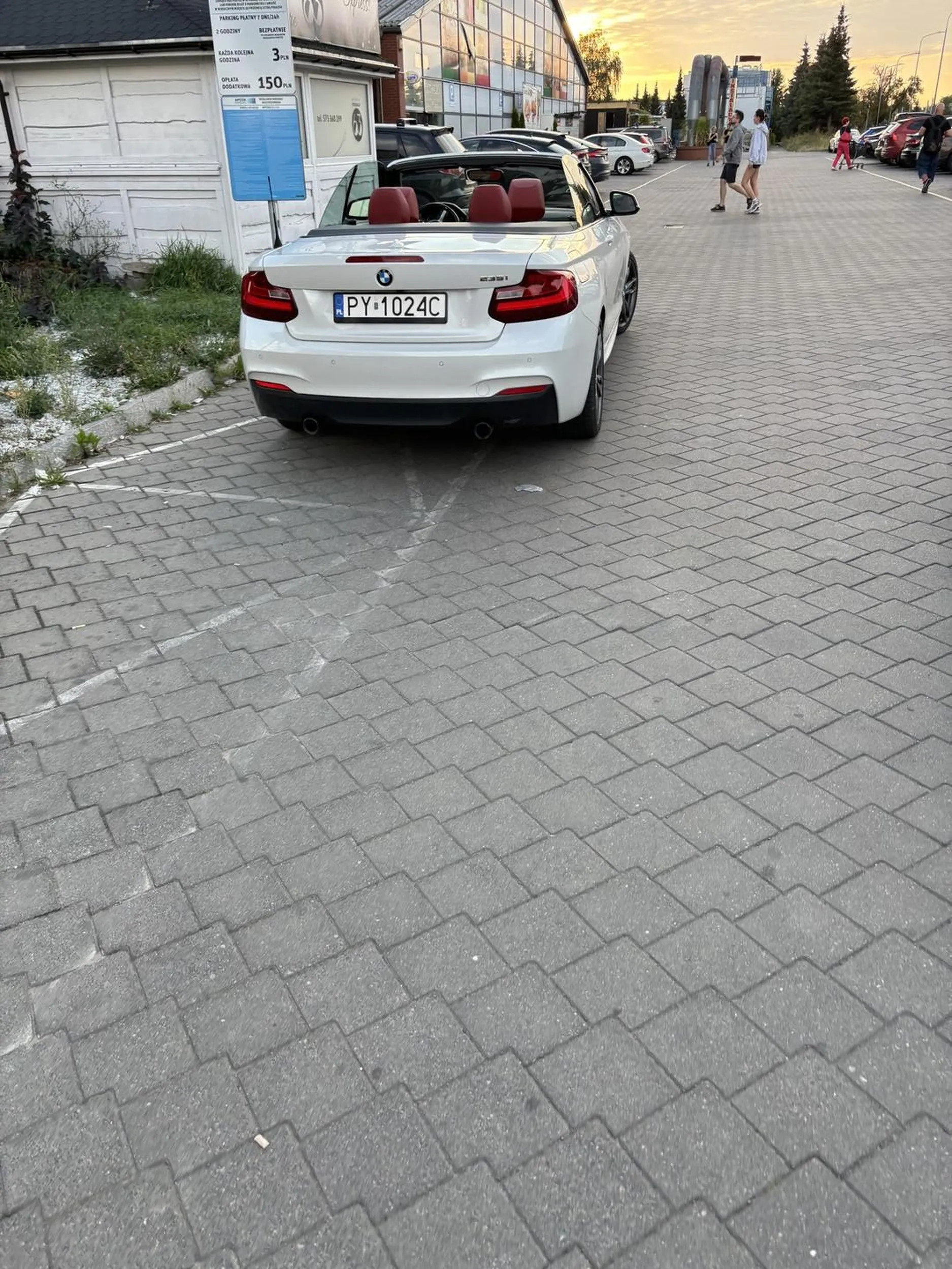 Pan w aucie z trzema blondynkami najpierw próbował zaparkować na miejscu dla niepełnosprawnych, a następnie przepakował się tak, aby zająć dwie koperty jednocześnie. Na parkingu było mnóstwo wolnych miejsc, ale były one 2 metry dalej niż lokal z kebabem, do którego towarzystwo zmierzało.