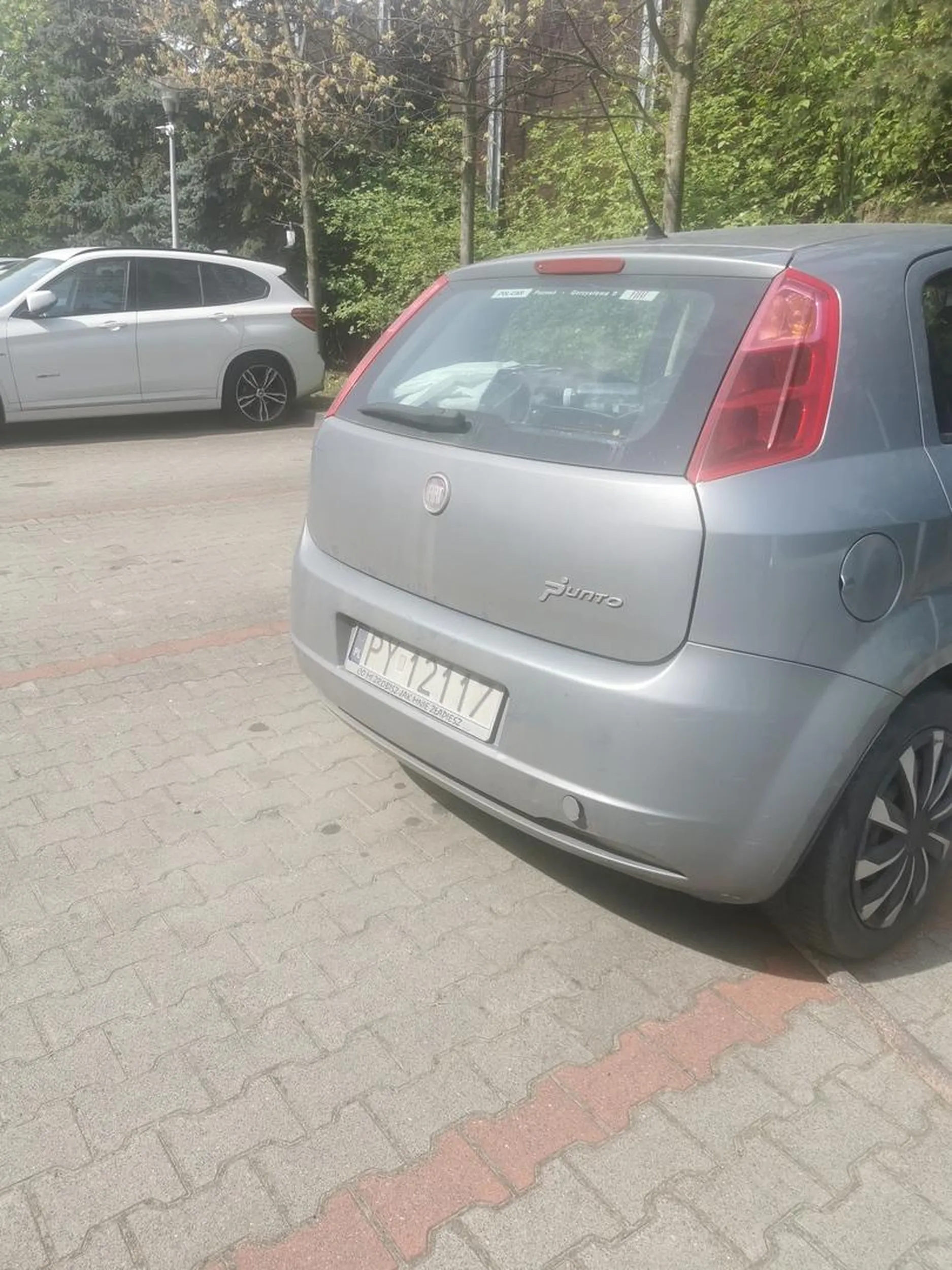 Rozje*any wydech zajmujący 2 miejsca parkingowe