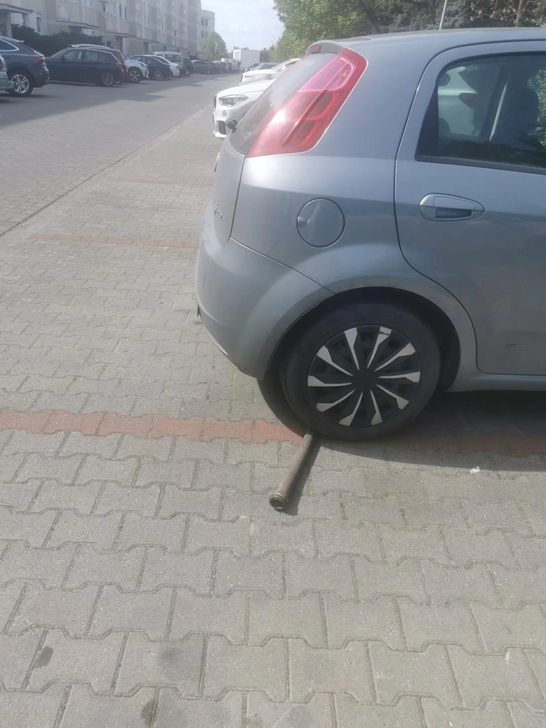 Rozje*any wydech zajmujący 2 miejsca parkingowe