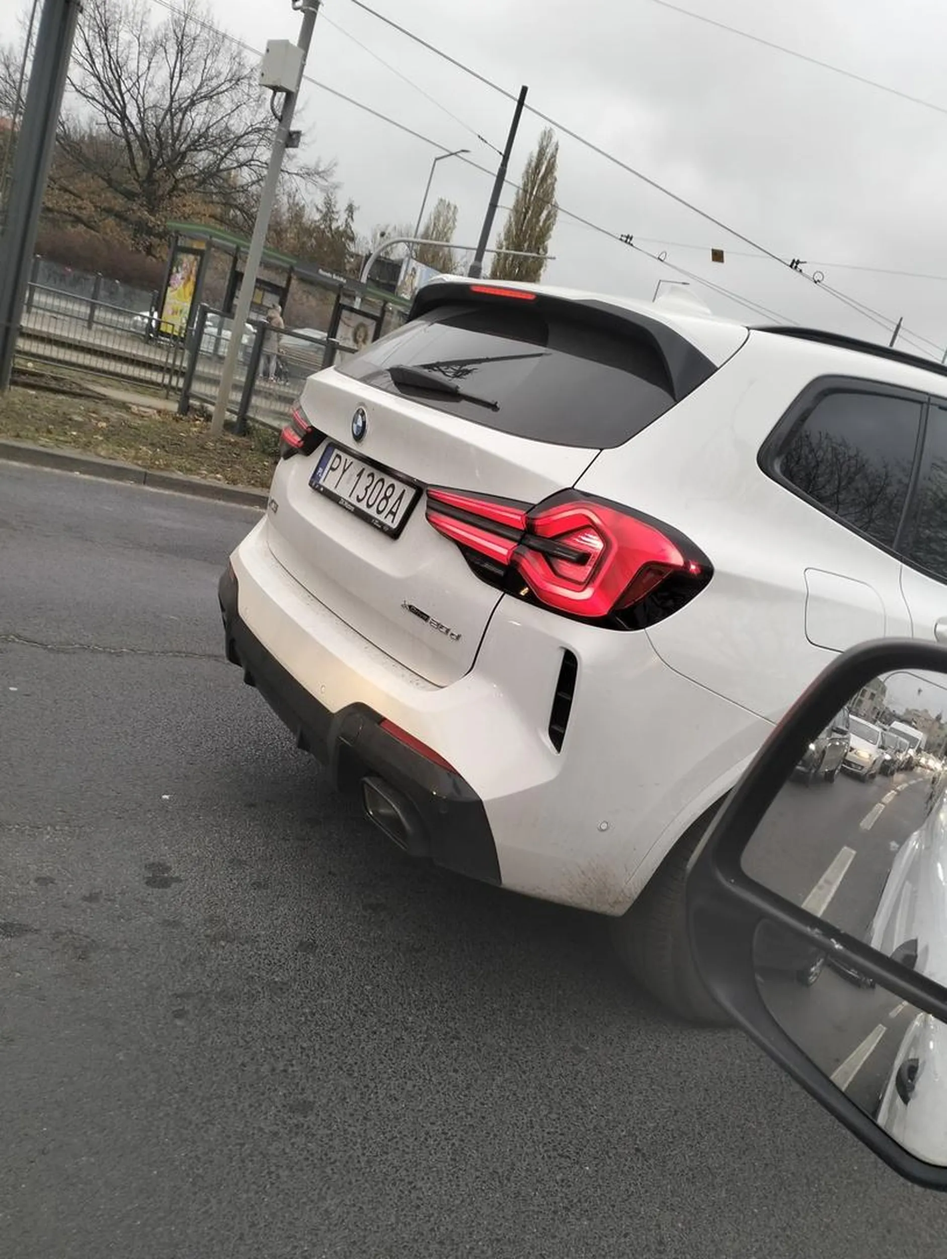 Pani z BMW w przeciągu niecałych 2 minut dwa razy wymusiła pierwszeństwo. Jako kierowca blondyna z twarzą nie owiana myślą, jako pasażer jakiś plastuś. Zrównaliśmy się na światłach i pokazuje im że dwa razy wymusili pierwszeństwo, na co piz*** plastuś zaczął robić miny jak by mu chromosomu brakowało, naciągać uszu, łapać się za nos, wkładać palce do ust...chciał bym tylko powiedzieć że jest mi was niezwykle szkoda, że takie dziwne przypadłości was dotknęły, ale na szczęście macie BMW który mam nadzieję że choć trochę osłodzi gorycz życia codziennego. Ps jak już spowodujecie wypadek przez jazdę jak ćwierć mózg, to mam nadzieję że ucierpicie tylko wy.