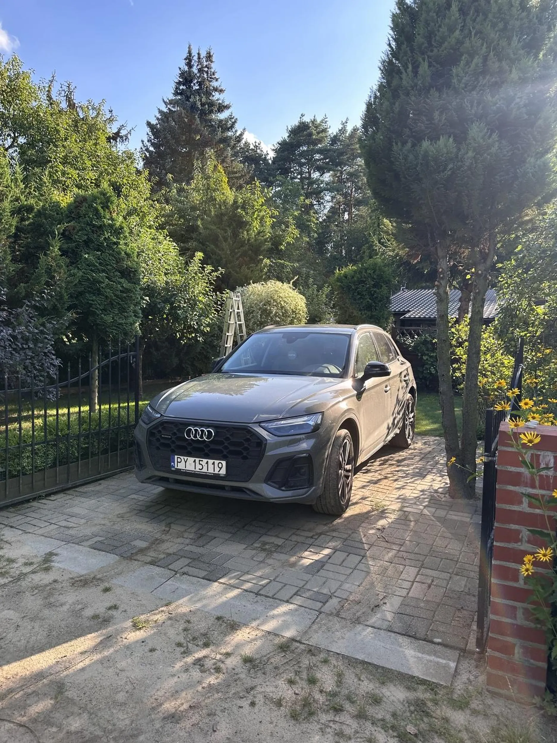 Pan jest bardzo agresywny, uszkodził mój pojazd w dwóch miejscach, przy policji zmieniał wersję wydarzeń i próbował oskarżyć mnie o potrącenie którego nie było