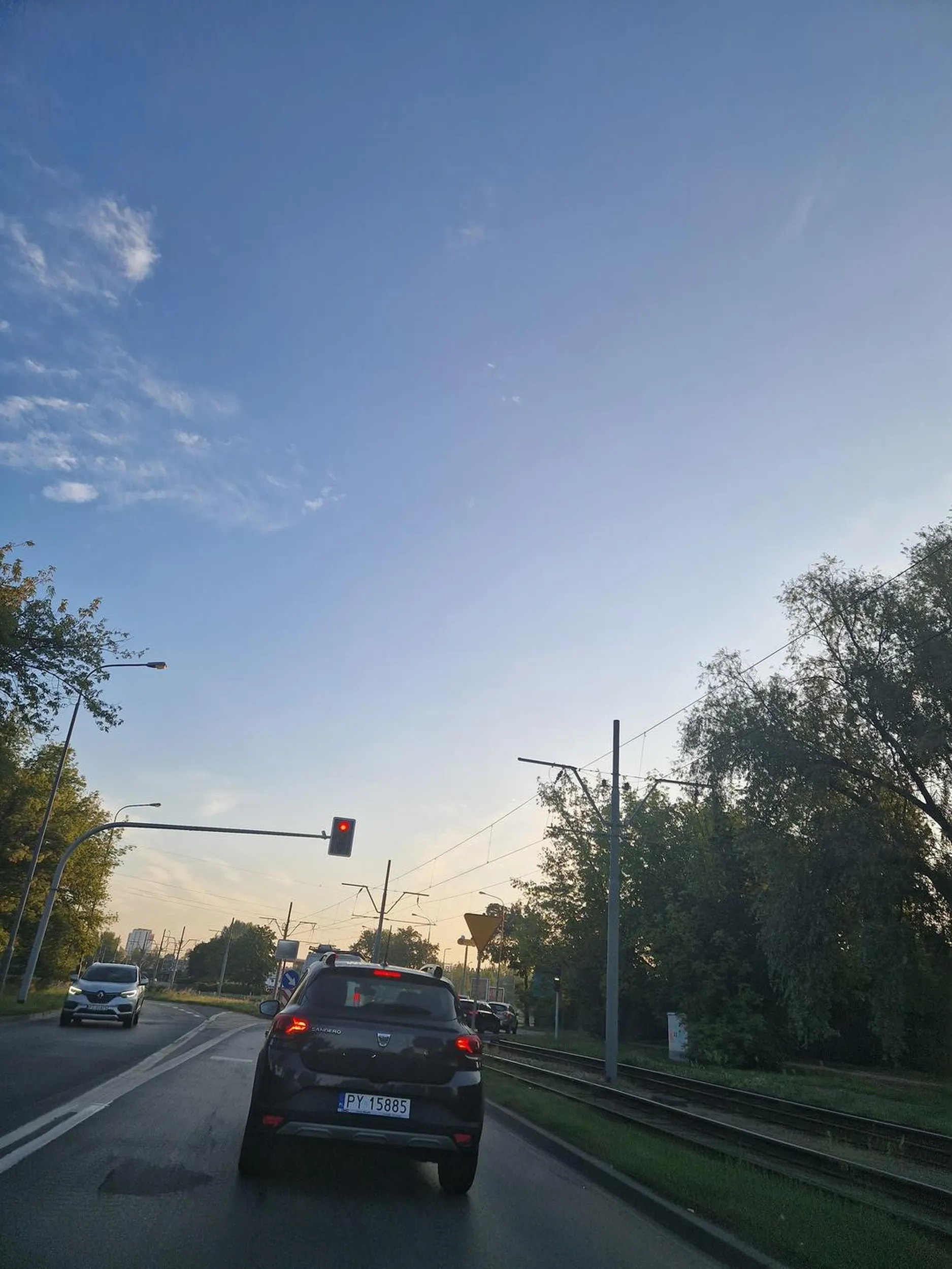 Babsko wciska się na hama i jedzie na zderzaku.