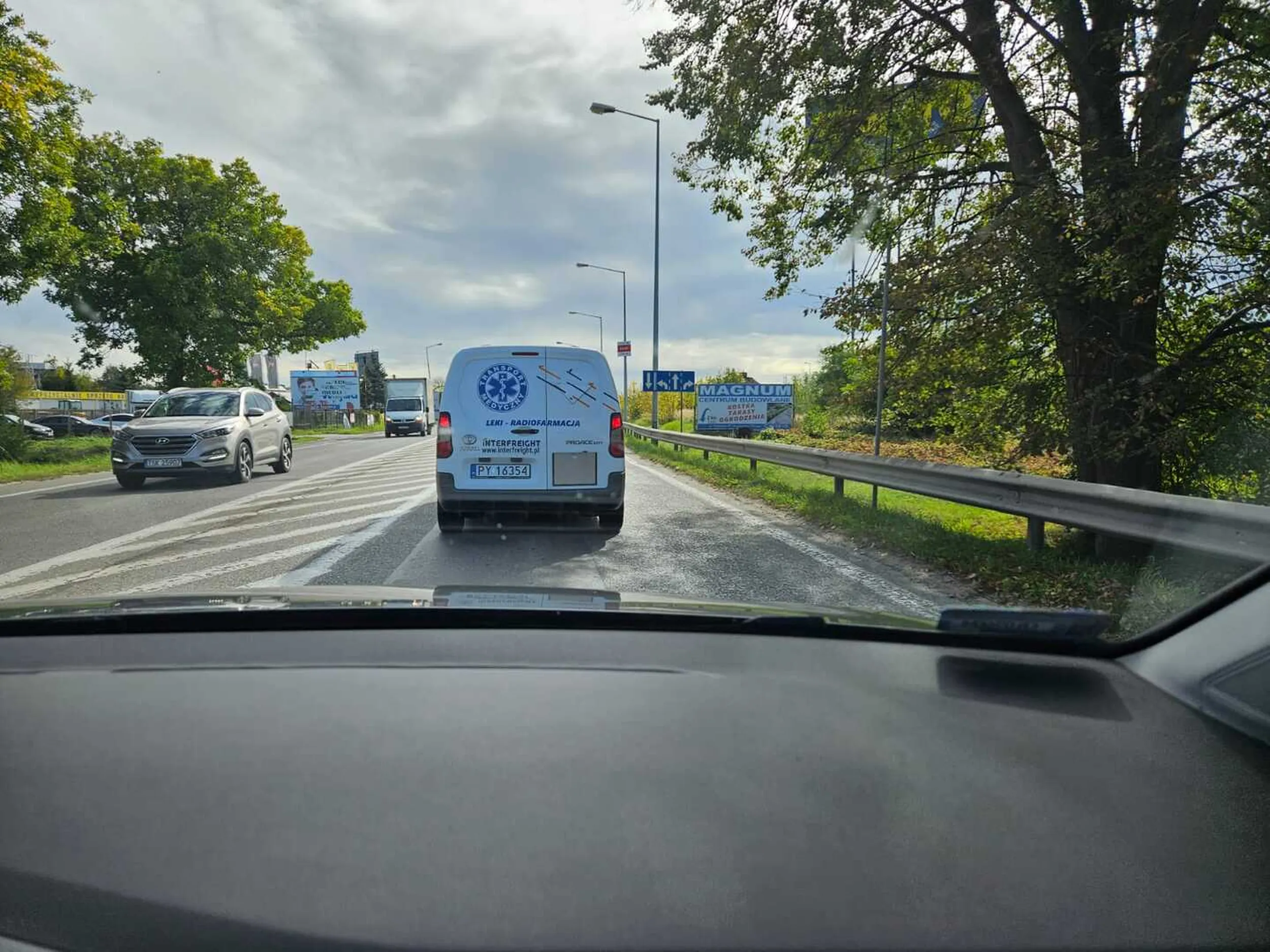 Toyota proace,,  koleś wymusza, zajeżdża drogę,  i nagle hamuje powodując zagrożenie  na drodze, niedopuszczalne tym badziej że na aucie logo transport medyczny leki farmacja, firma raczej powinna zmienić kierowcę kategorycznie!!!