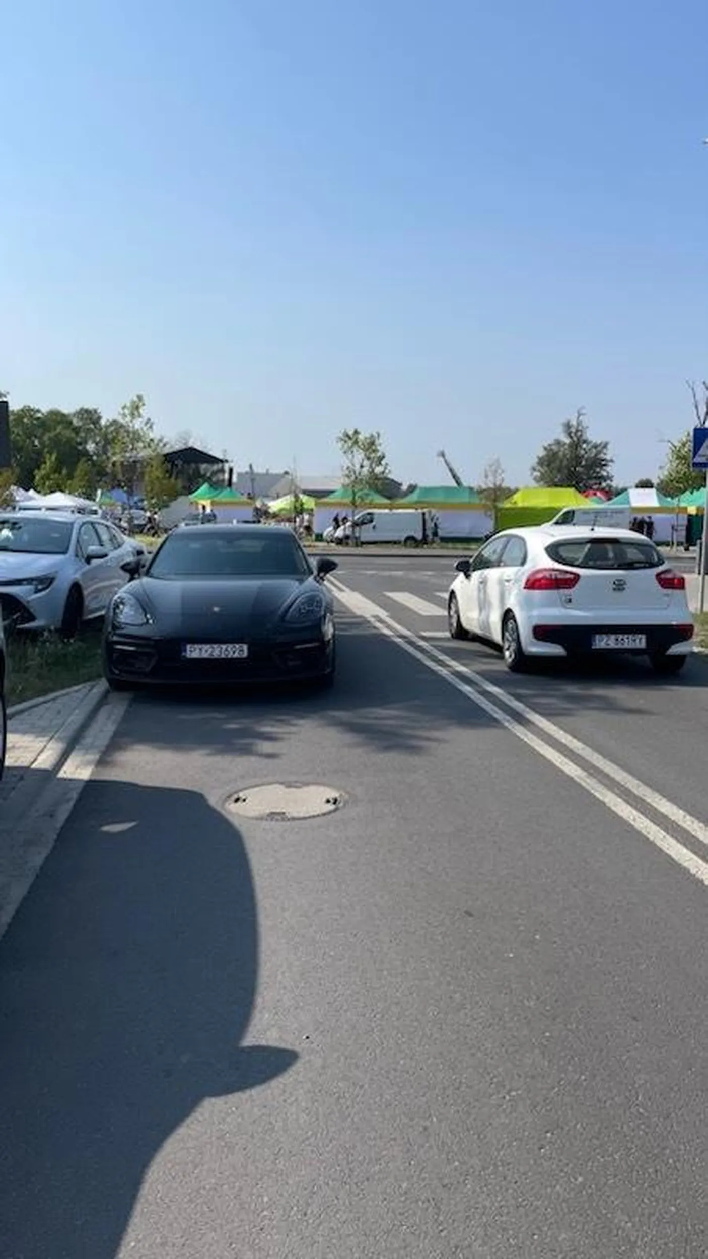 Nowe porsche a parkuje jak cymbał. Z tyłu kolejka ludzi, a burak musi sobie w cieniu na wyjeździe zaparkować
