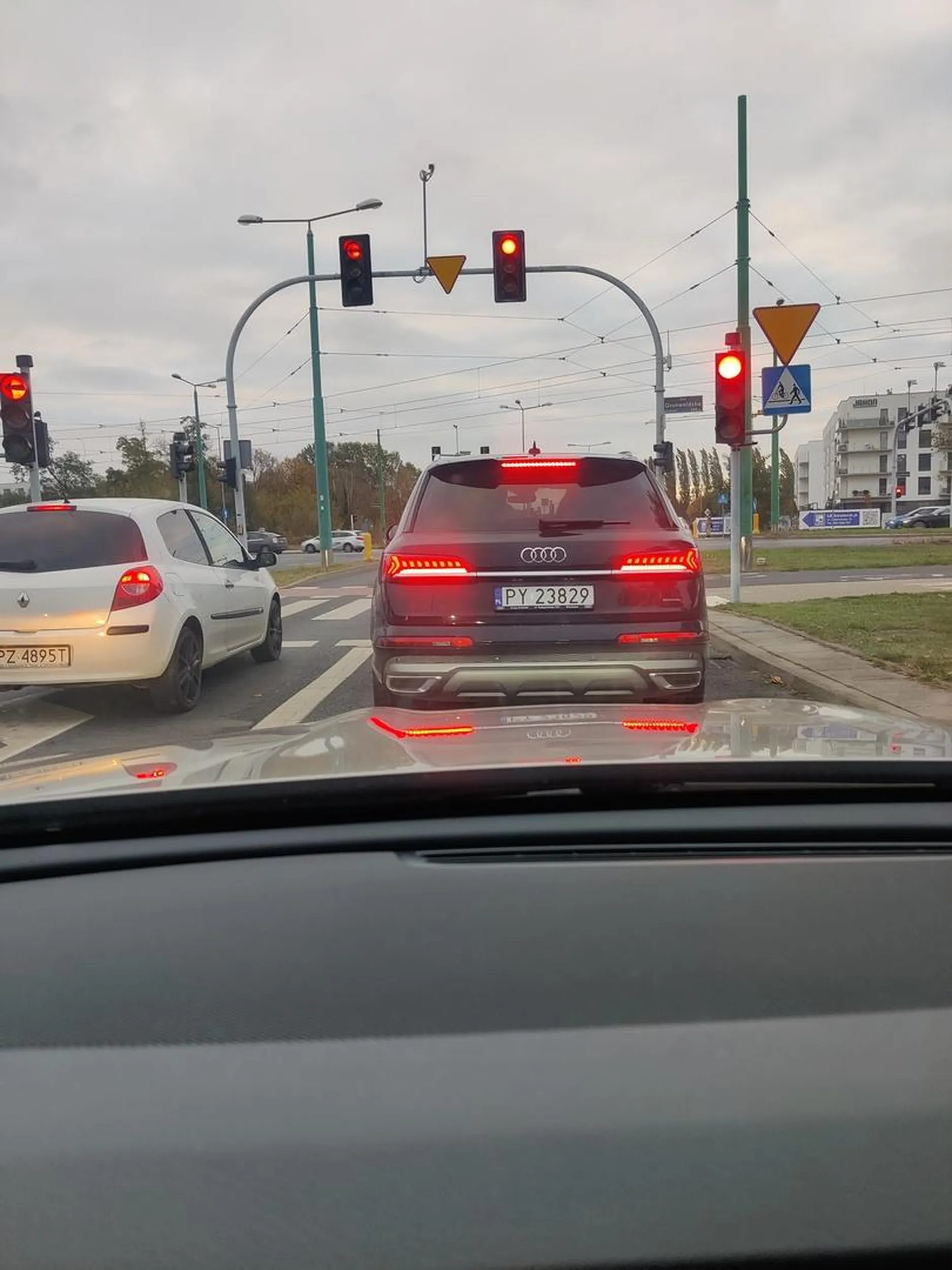 W ciągu 5 min: - rażące przekroczenie prędkości na 30tce - wyprzedzanie na podwójnej ciągłej - wyprzedzanie na przejściu dla pieszych - jazda na czerwonym - skręcanie z pasa do jazdy na wprost