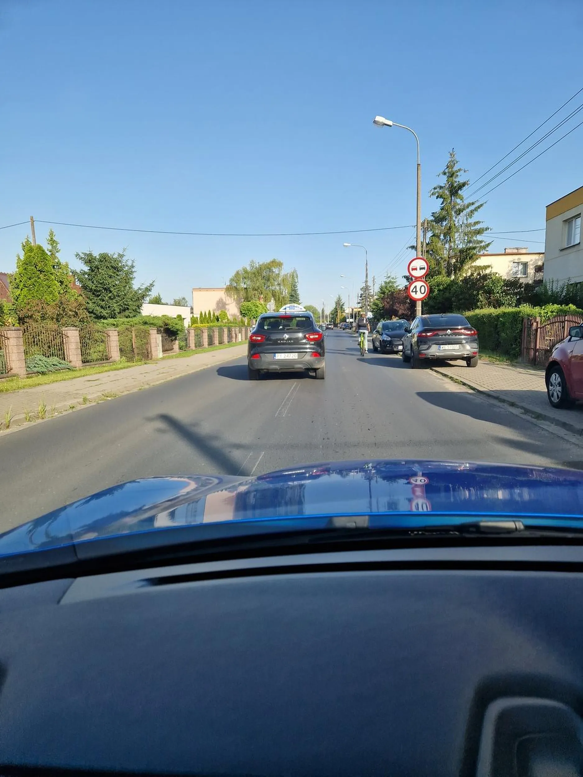 Wymusza pierwszeństwo po czym hamuje.