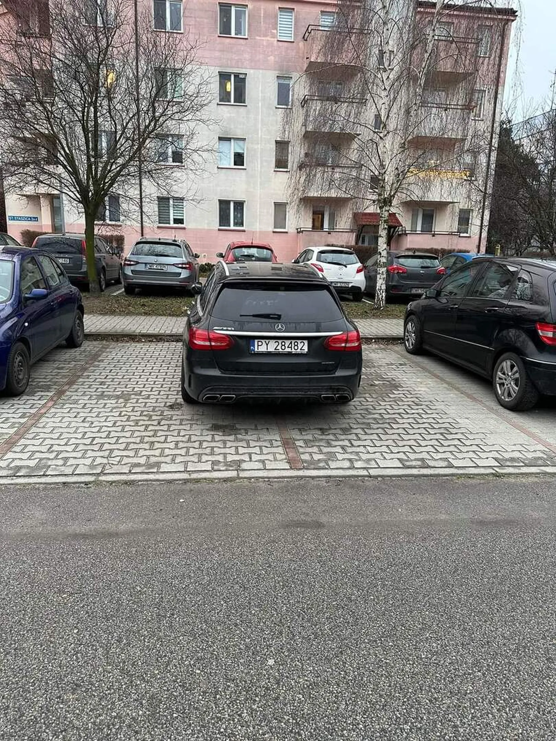 Siechnice, ul. Staszica. Spieprzać mendy - panicz zaparkował.