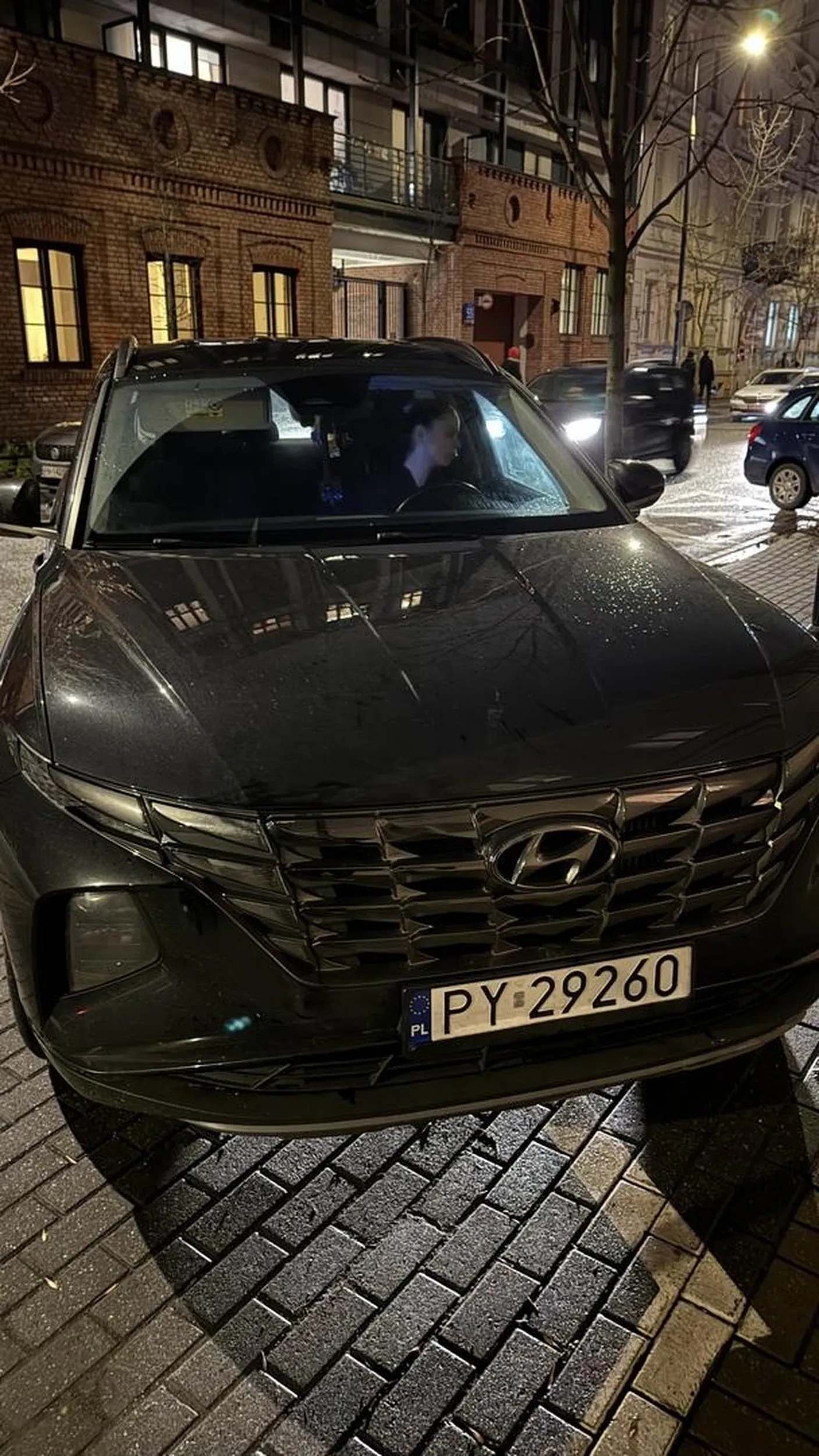 Pani jest chora psychicznie. Prawie rozjechała mi nogi i wpadłem pod samochód. Takich kierowców nie powinno być na drogach publicznych. Chciałem zawiązać buta stojąc na miejscu parkingowym potem pani machając rękami zaczęła mnie popychać samochodem. Prawie się przewróciłem. Mimo tego wszystkiego Pani nawet nie umie stanąć prosto na miejscu. Postanowiłem z panią porozmawiać jak człowiek z człowiekiem, natomiast pani postanowiła mnie wyzywać i oczerniać