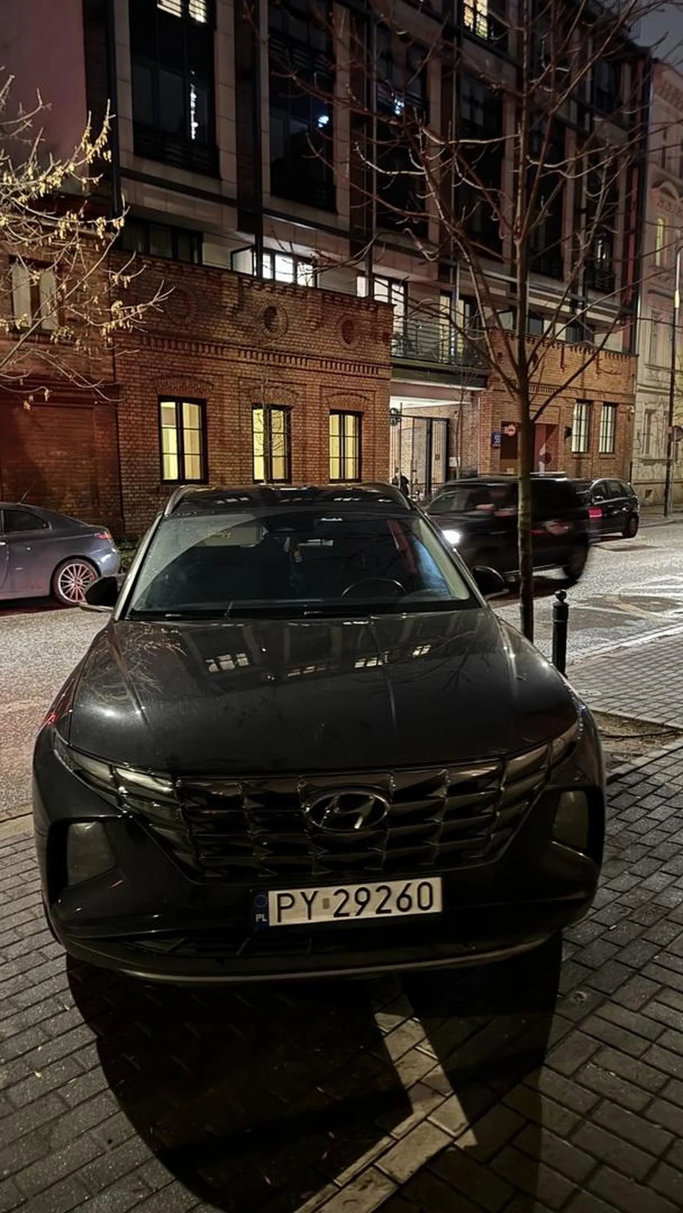 Pani jest chora psychicznie. Prawie rozjechała mi nogi i wpadłem pod samochód. Takich kierowców nie powinno być na drogach publicznych. Chciałem zawiązać buta stojąc na miejscu parkingowym potem pani machając rękami zaczęła mnie popychać samochodem. Prawie się przewróciłem. Mimo tego wszystkiego Pani nawet nie umie stanąć prosto na miejscu. Postanowiłem z panią porozmawiać jak człowiek z człowiekiem, natomiast pani postanowiła mnie wyzywać i oczerniać