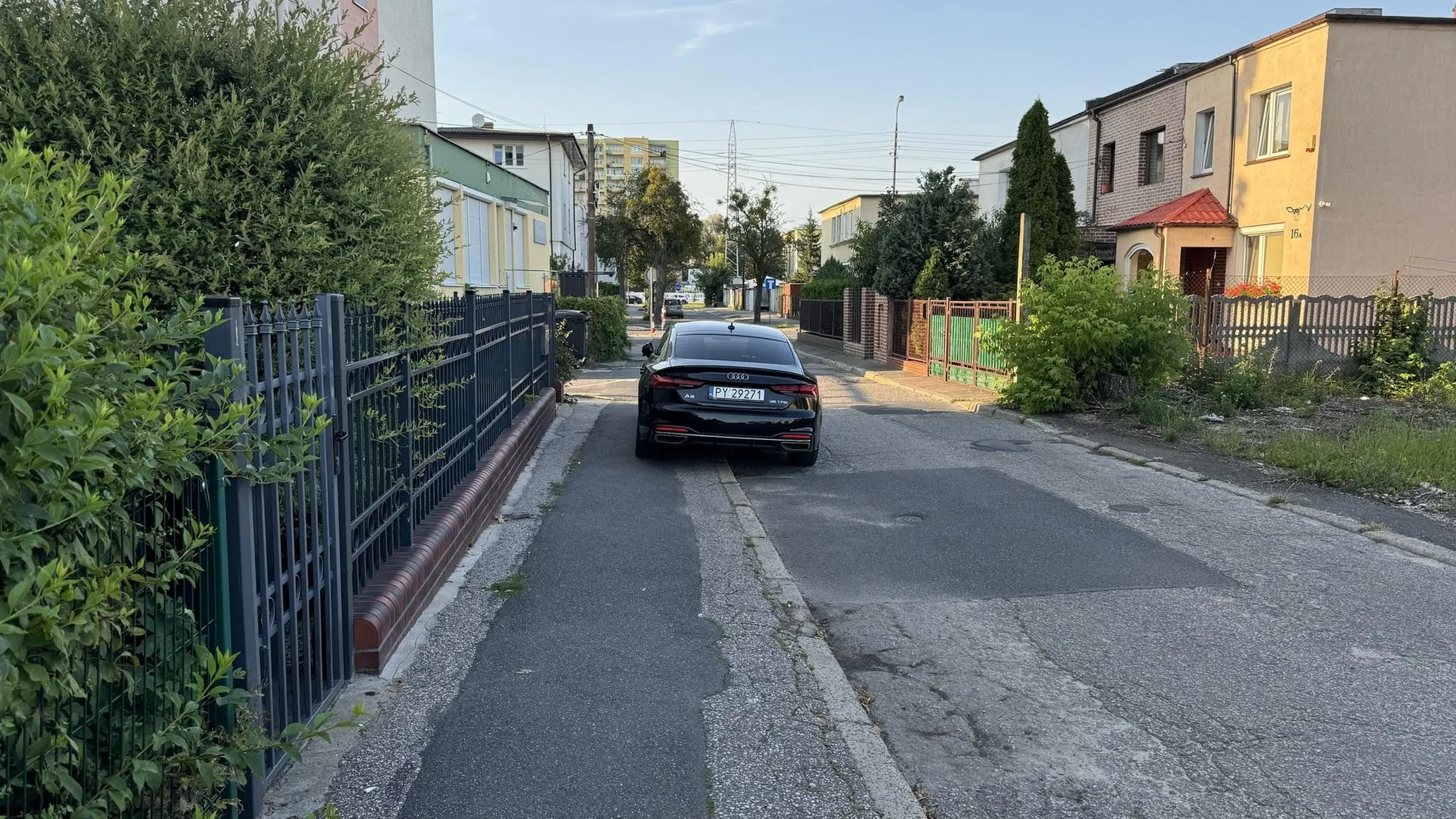 Nie pozostawiono 1,5 metra dla pieszych.