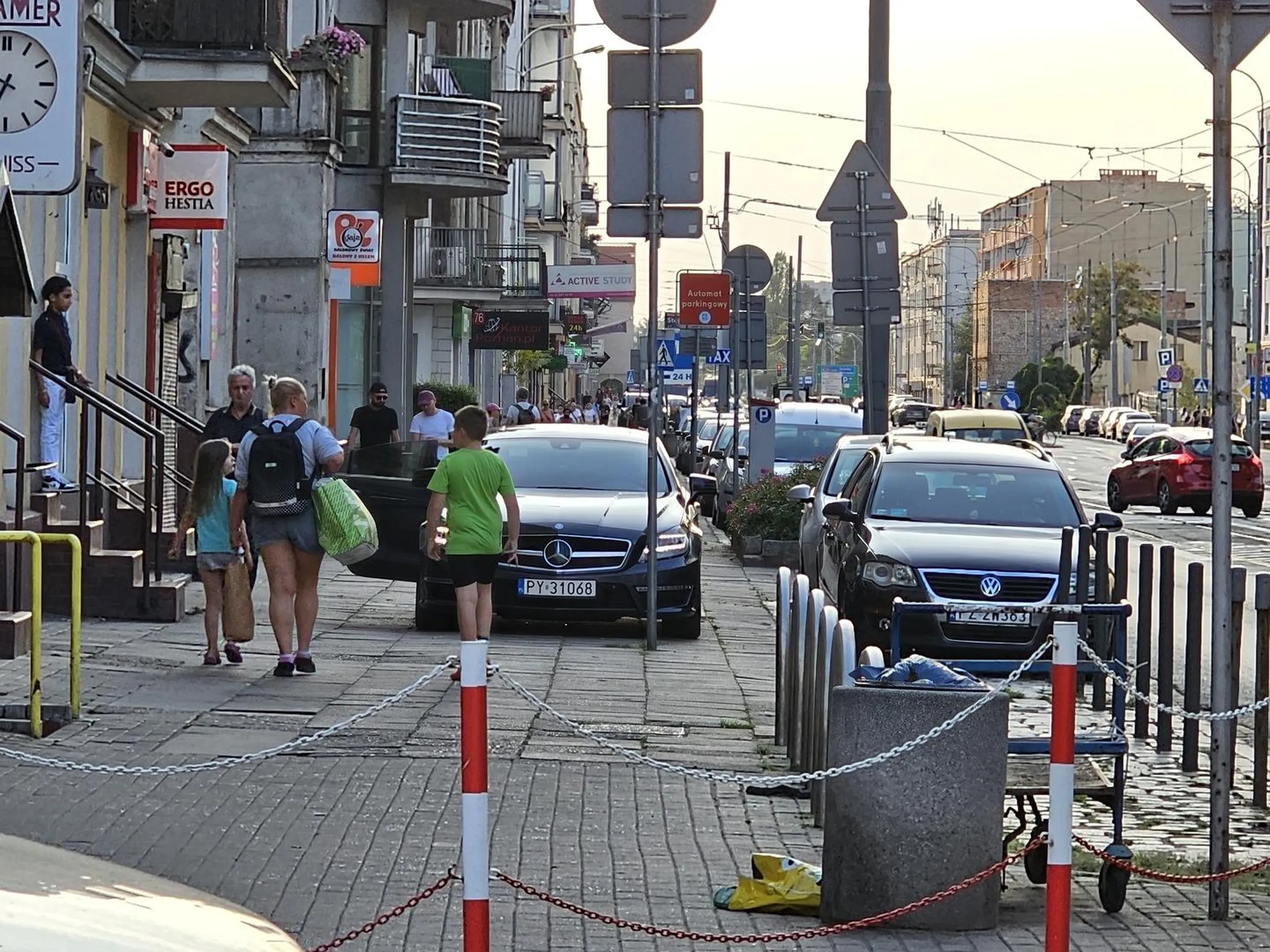 Cygan (sądząc po wiejskim aucie pewnie dostawca jedzenia), prawo jazdy z chipsów