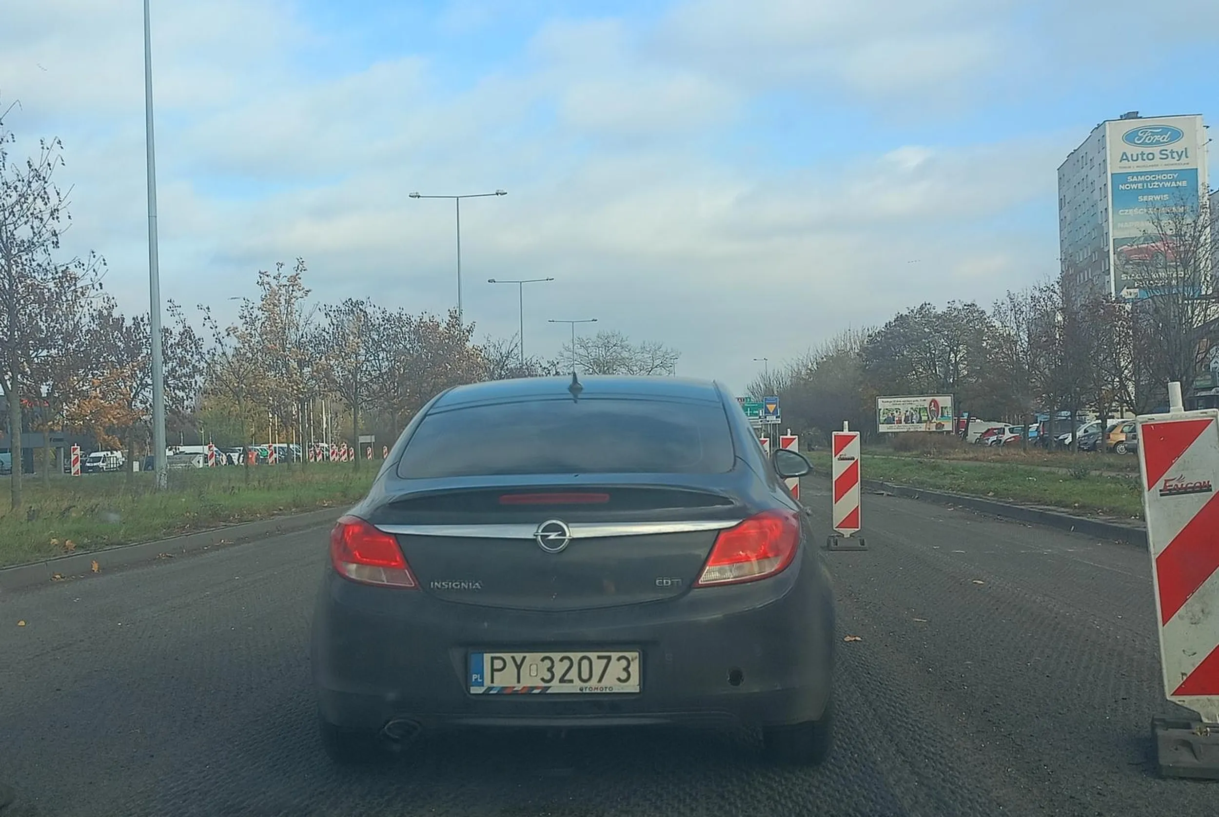 Przy zwężeniu na drodze wcisnął się kiedy chcieliśmy zmienić pas. Kiedy zatrąbiliśmy, zatrzymał się wstrzymując cały ruch żeby nas powyzywać.