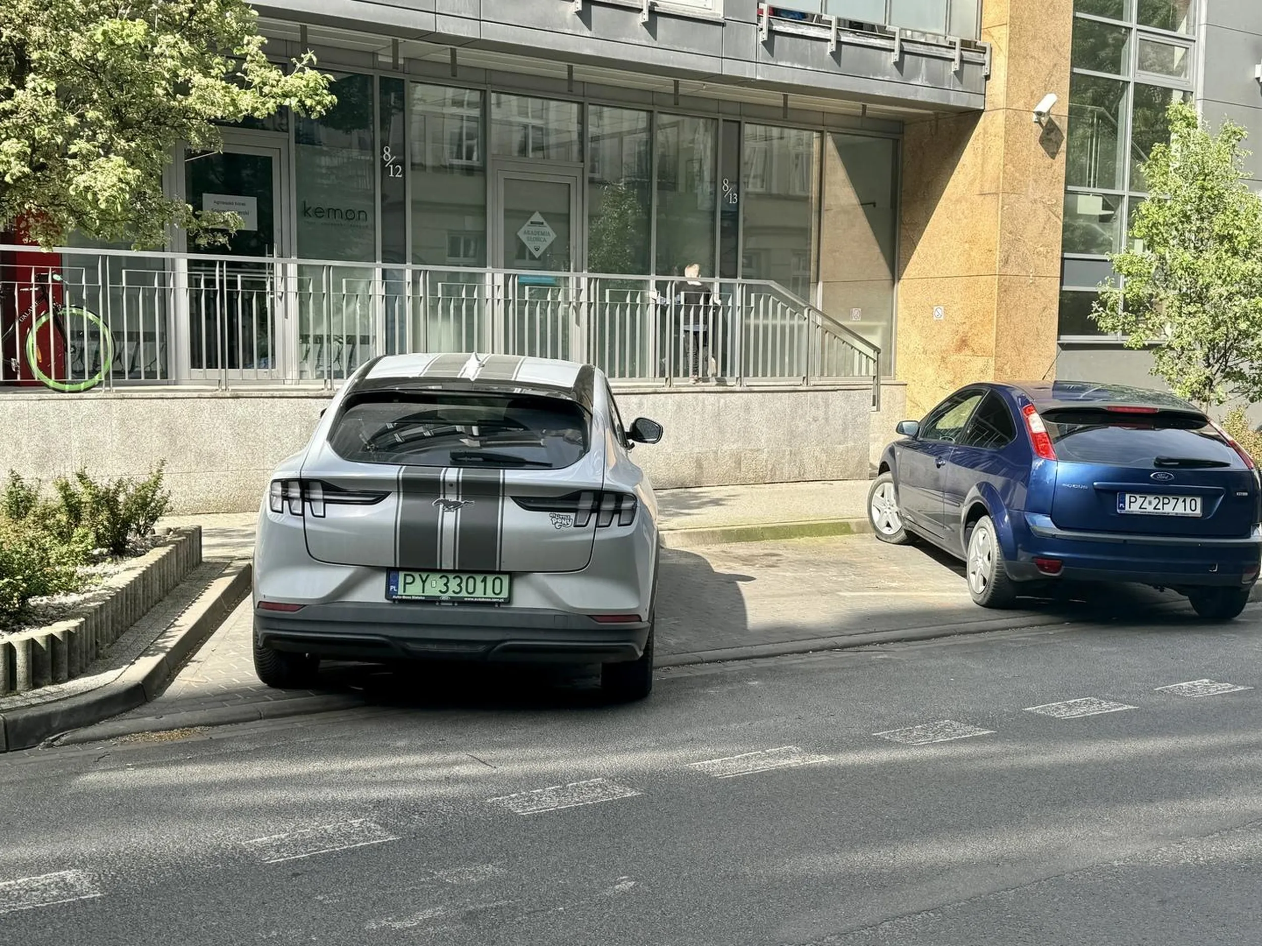 Parkowanie na 2 miejscach w zatoce na 3 samochody na Wildzie, gdzie i tak jest wieczny problem z miejscami parkingowymi. Nic dziwnego, że twój samochód jest taki poobijany