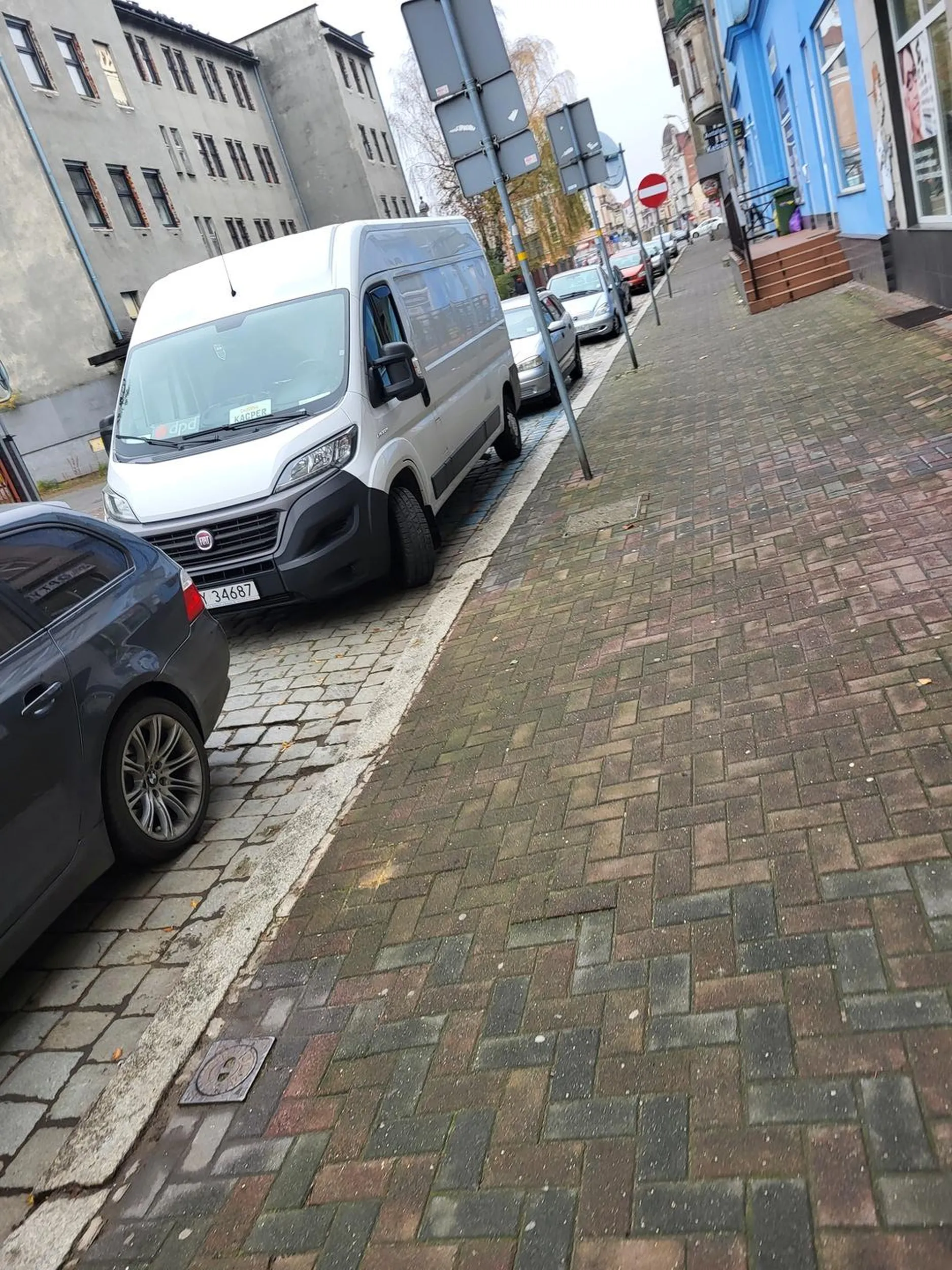 Kurier z niepełnosprawnością ale chyba tylko umysłową, przynajmniej tak parkuje