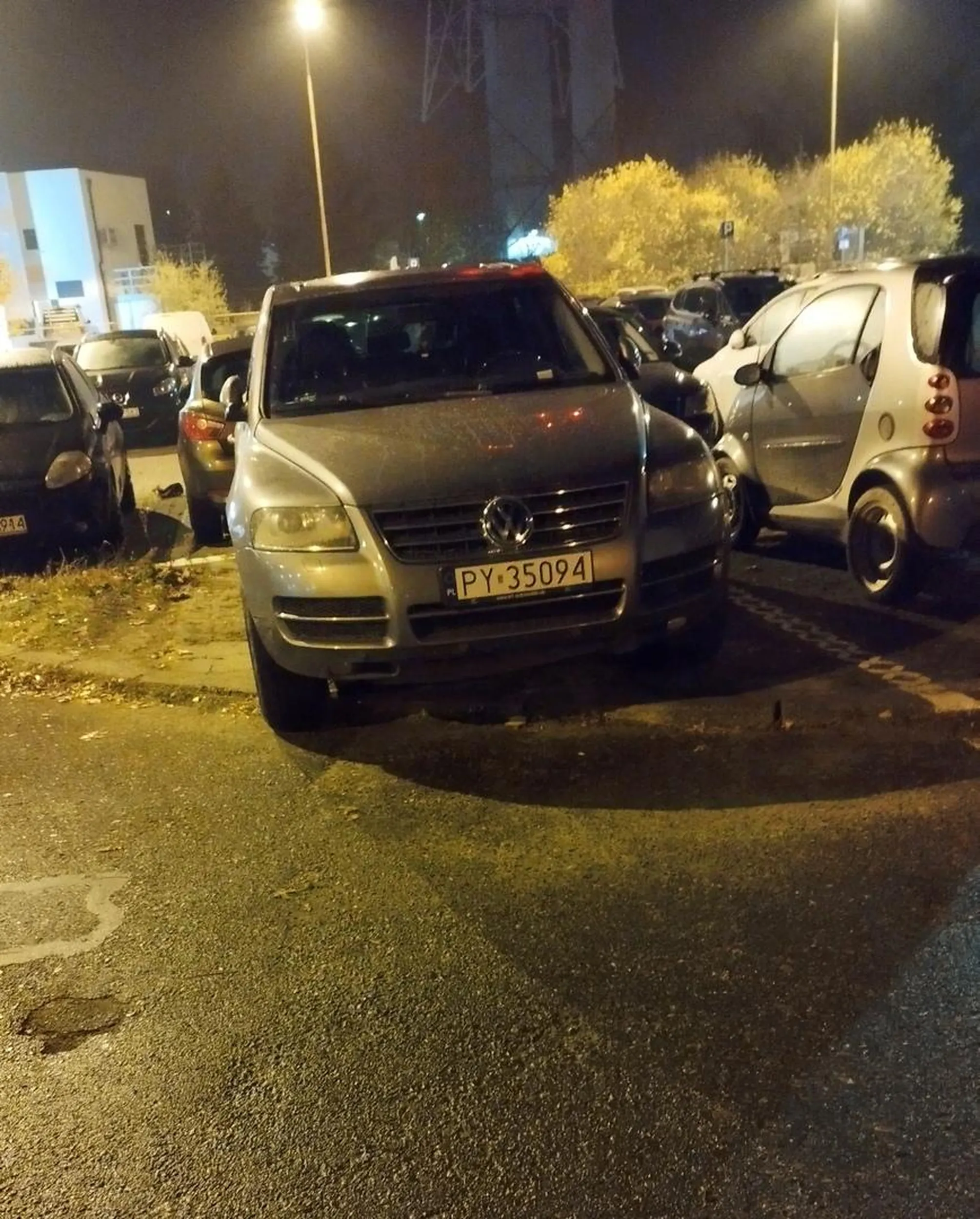 Duze auto ale w parze z mozgiem to chyba nie idzie. Parkujesz poza wyznaczonym miejscem. Biale linie cos oznaczaja
