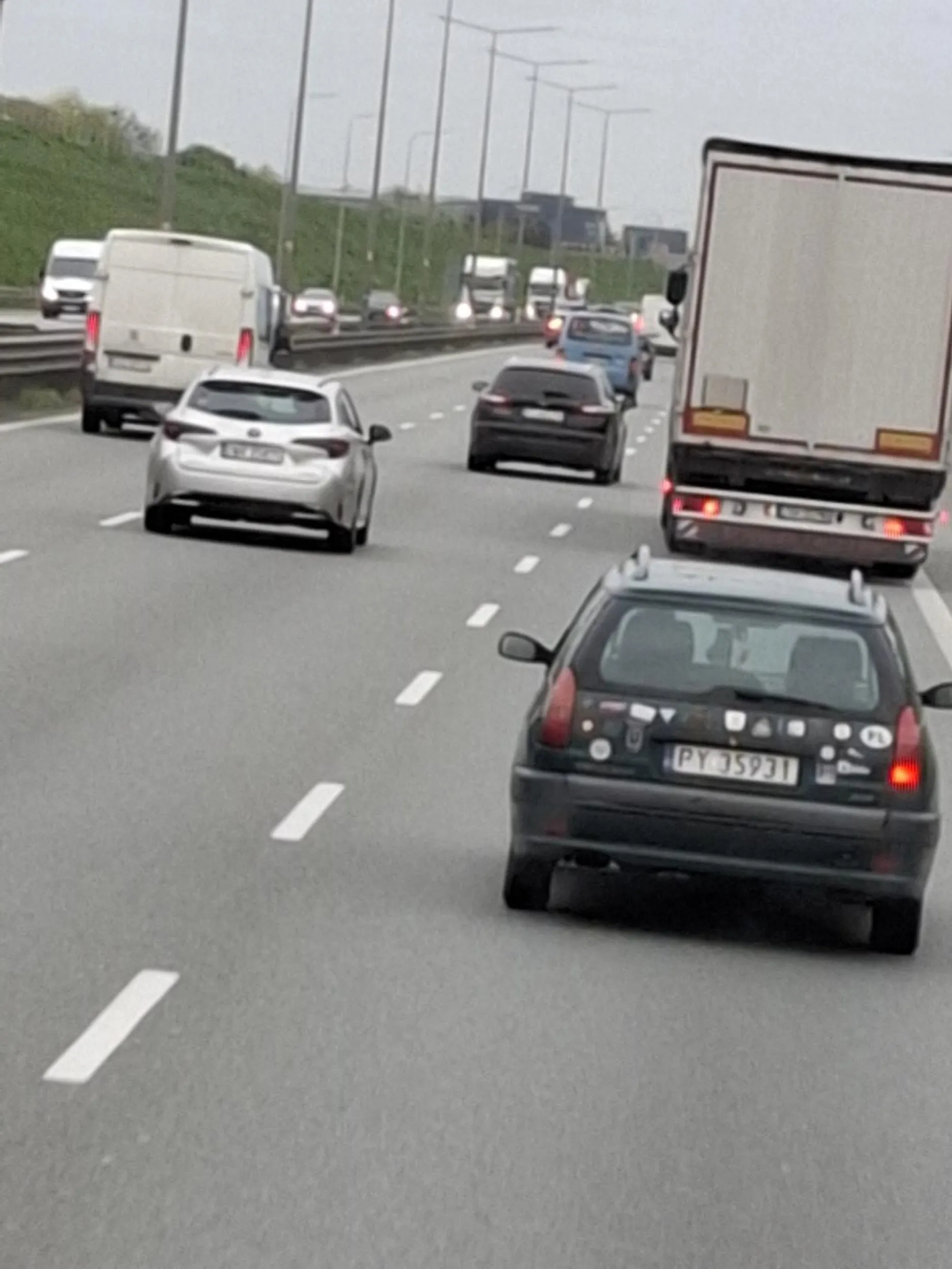 Chłopcze jak jesteś wyprzedzany, tympardziej przez tira to się nie nie ściga, inni mają gorzej ustawione lustra i mogli by Cie zabić przy tej prędkości.  Jechałeś 60 na godzinę. Litości