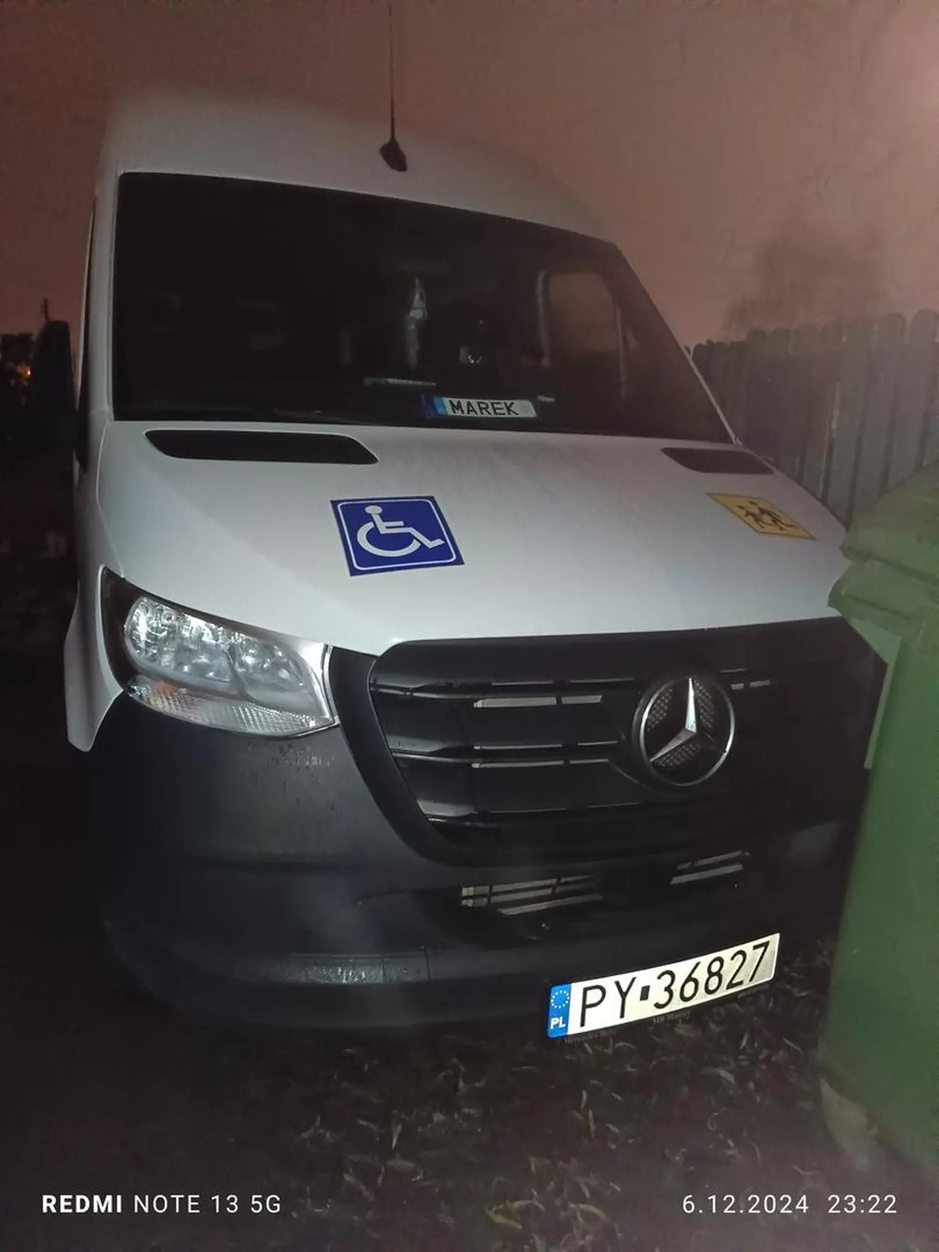 Kutas stoi przy kogoś działce i nie chce odjechac