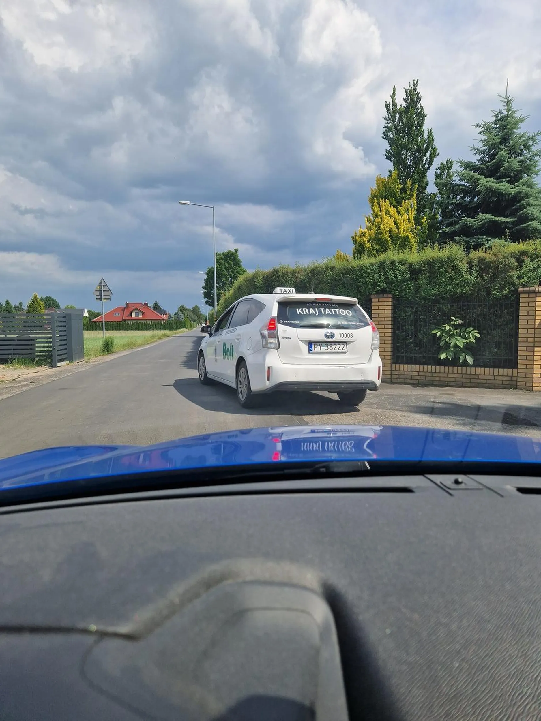 Facet czekał na klienta na środku ulicy, dopiero po dłuższym trąbieniu zjechał na bok... ukraina
