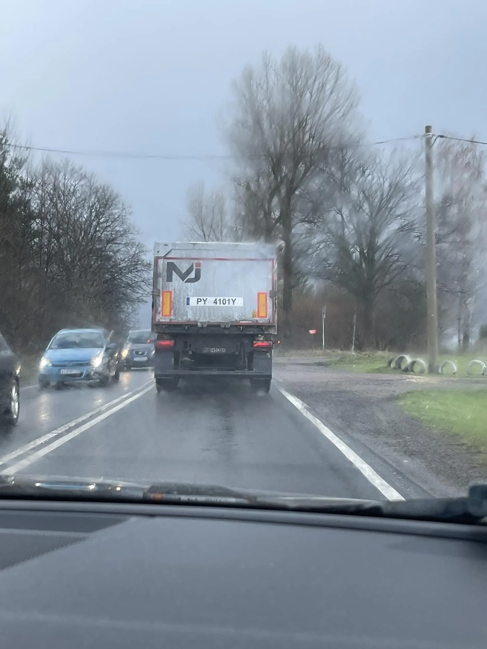 Kutasia pała TIREM wyprzedza mnie lewym gdzie za światłami (100m) jest zwężenie. Gdyby nie szybka reakcja to by po mnie przejechał. Oby ci się stało coś przykrego.