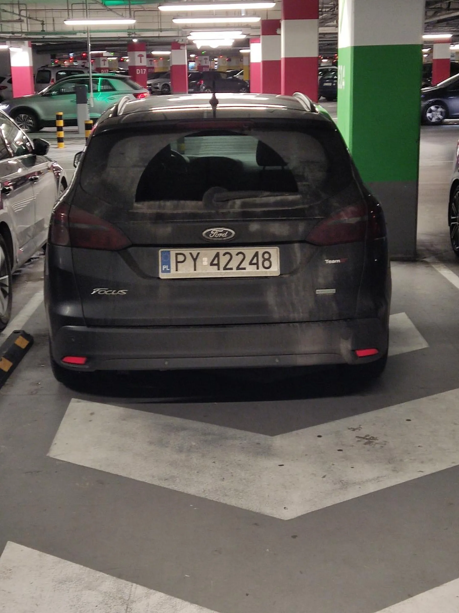 To nie jest miejsce do parkowania, to miejsce dla pieszych, wózków dziecięcych i inwalidzkich. Pozdrawiam