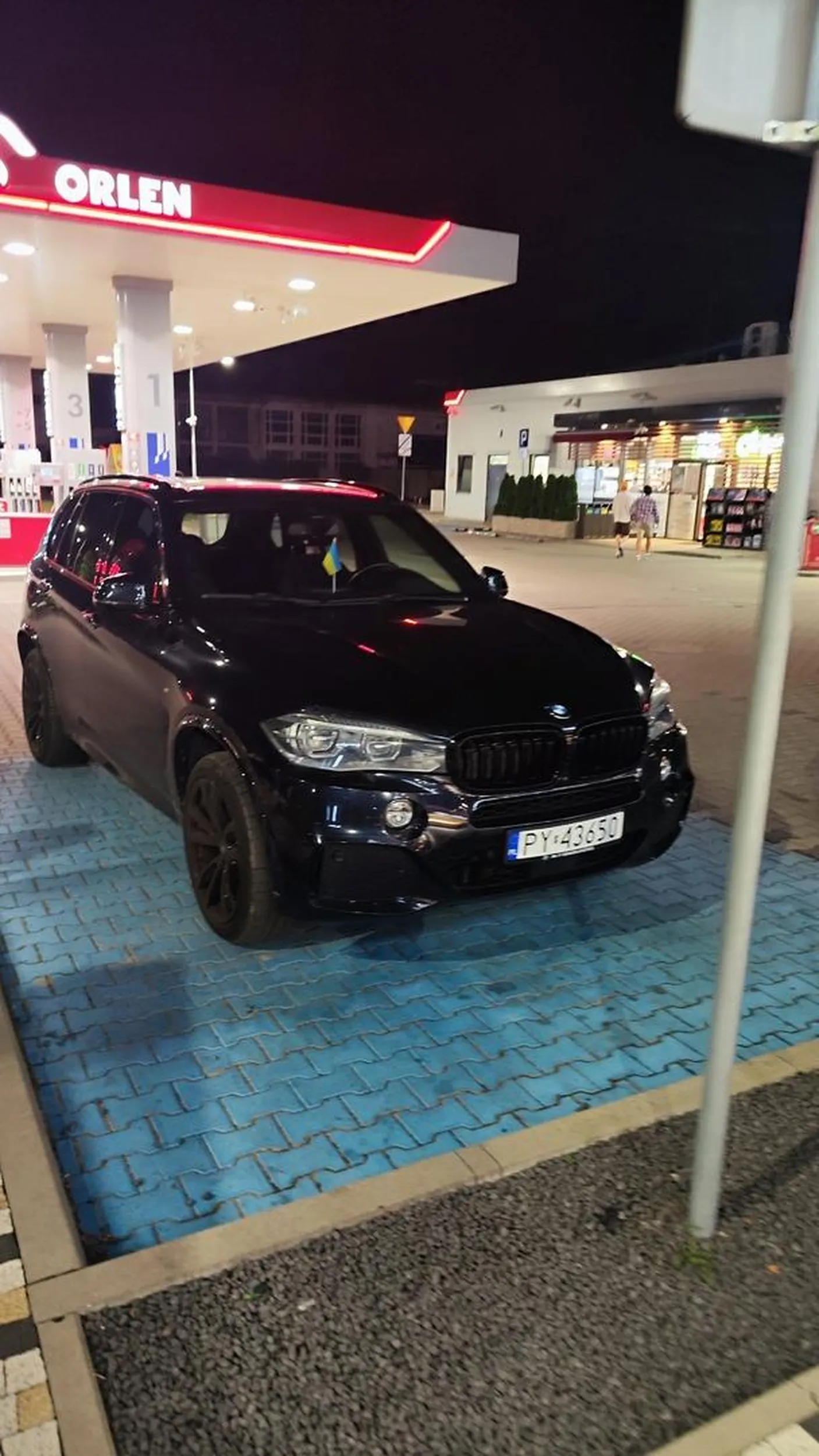 Flaga stojąca w środku usprawiedliwia że musi to być osoba niepełnosprawna umysłowo.