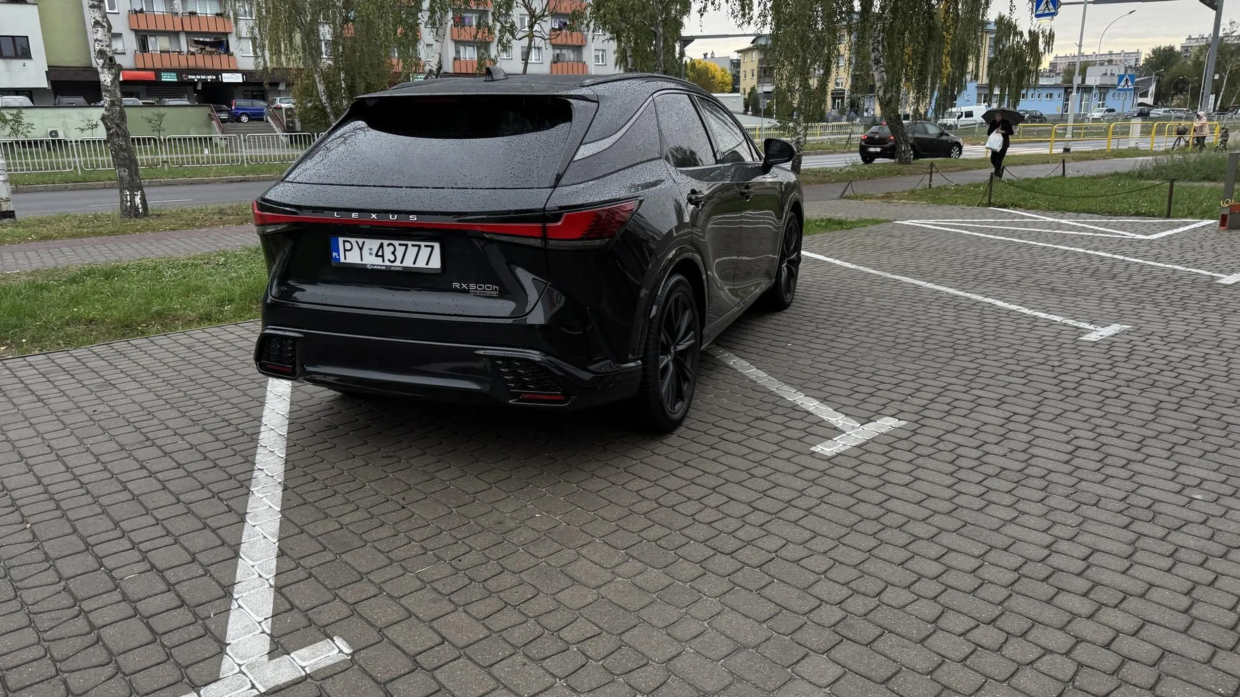 Polecam nauczyć się parkować i szanować innych.