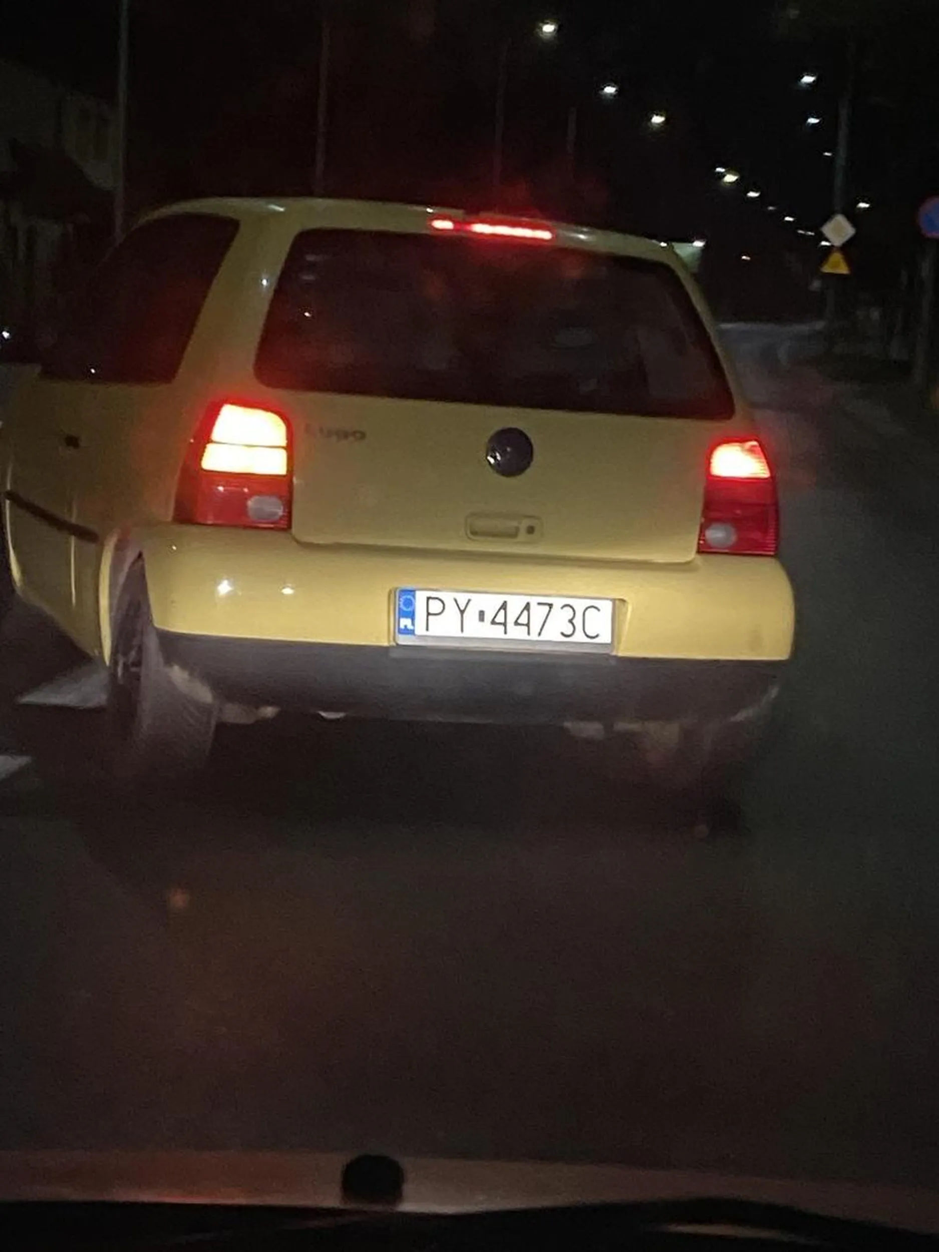 Kierowca utrudnia ruch, jedzie z mala predkoscia w dodatku hamuje przed maska stwarzając zagrozenie w ruchu jednoczesnie wymuszajac kolizje. Prosze uwazac i miec sie na bacznosci