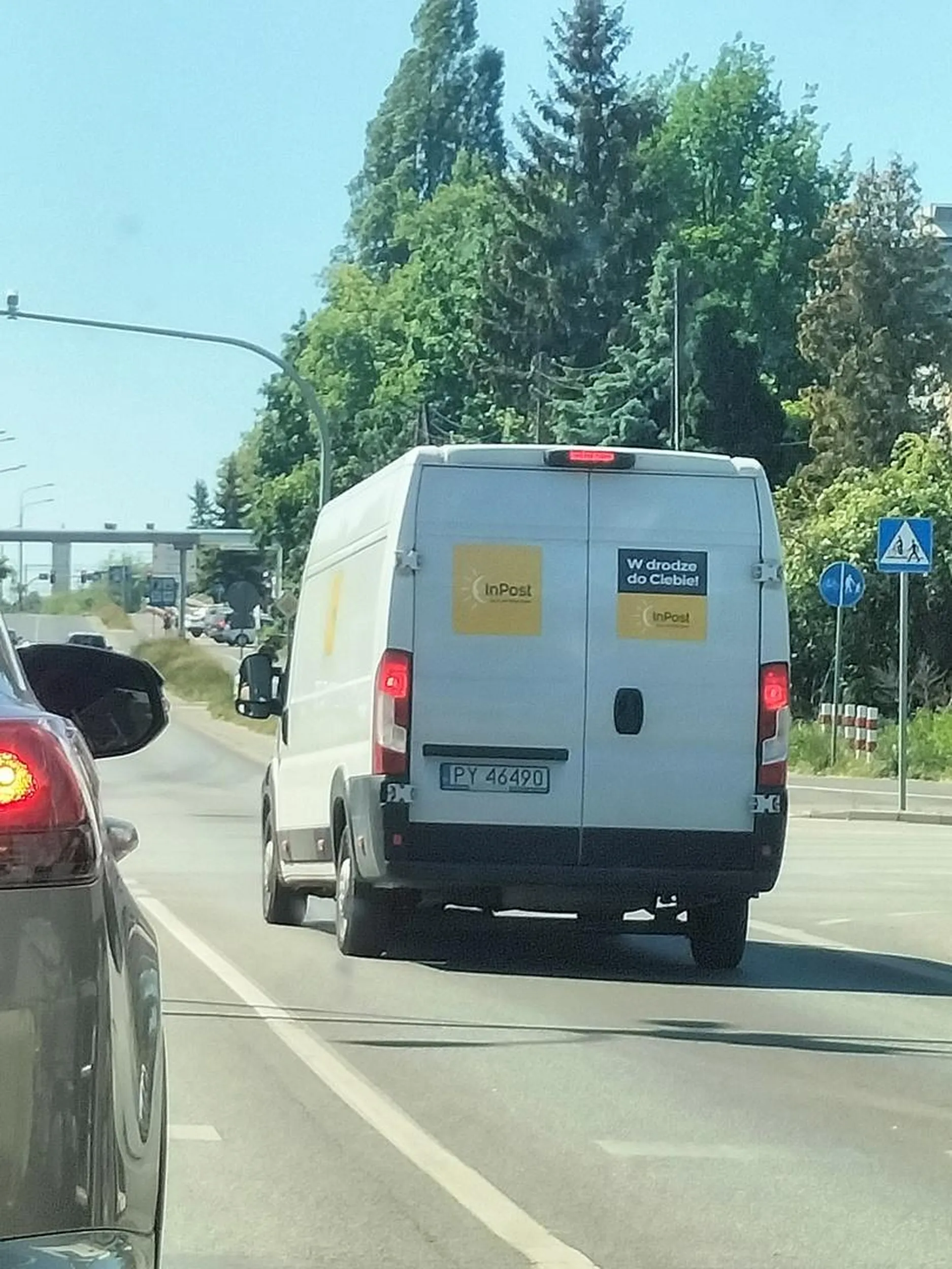 Kierowca jeździ sobie po poznaniu jak chce i wpycha sie za światła jak by żadne prawa go nie obowiązywały