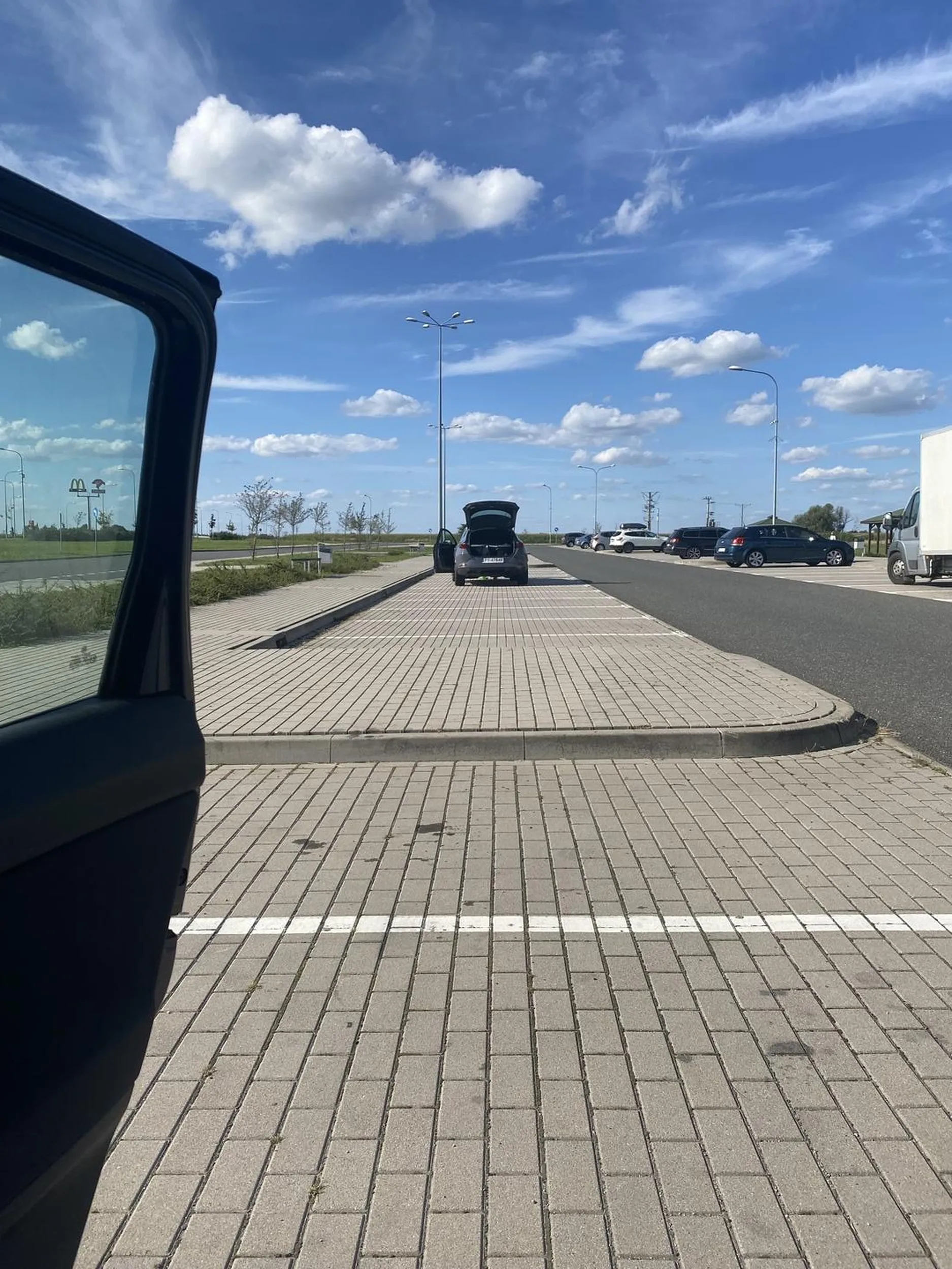 Pani blondynko pani się kuźwa nauczy parkować nie ma pani BMW żeby parkować w ten sposób