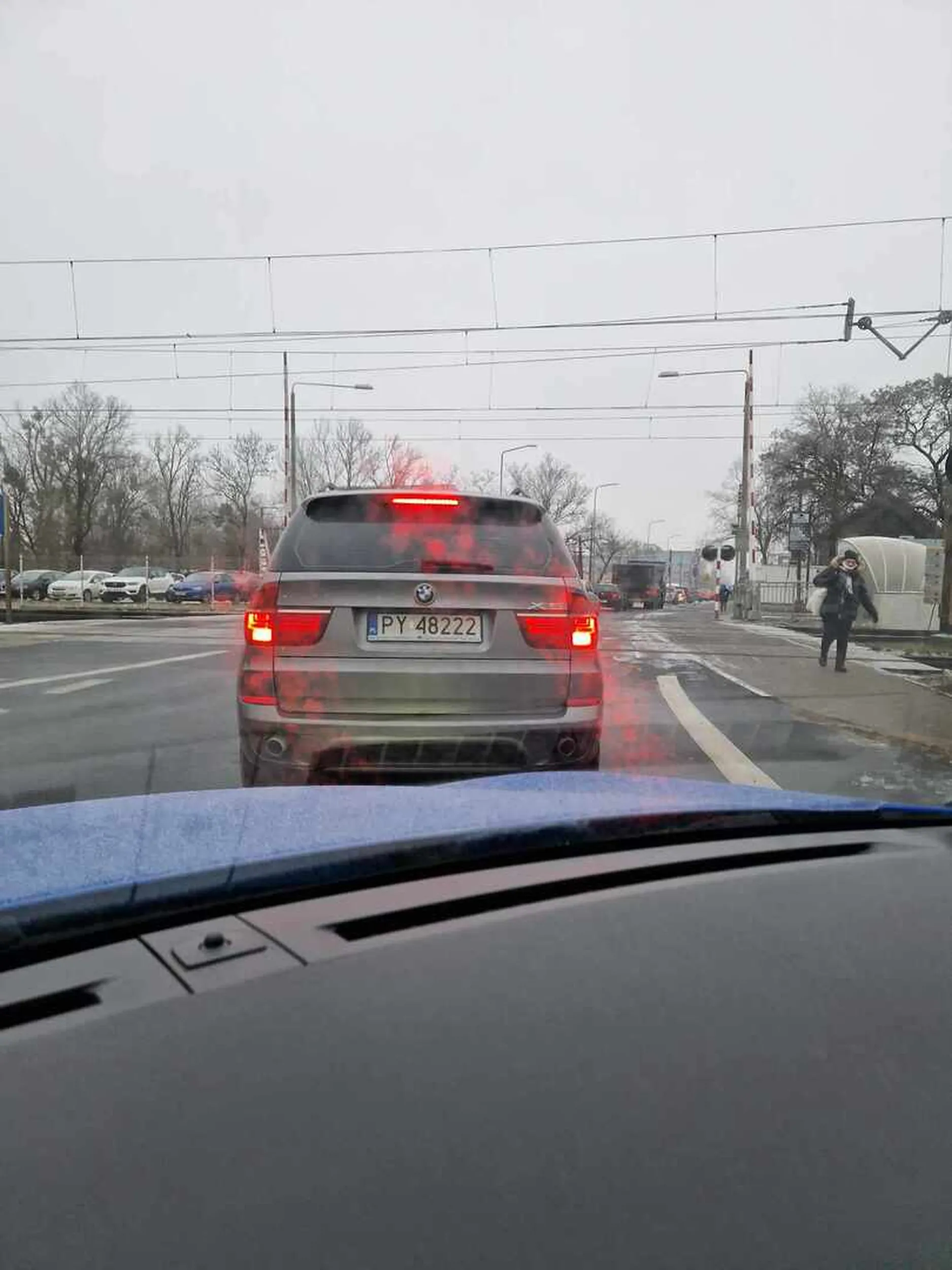 Burak, zajeżdża drogę i wymusza pierwszeństwo.