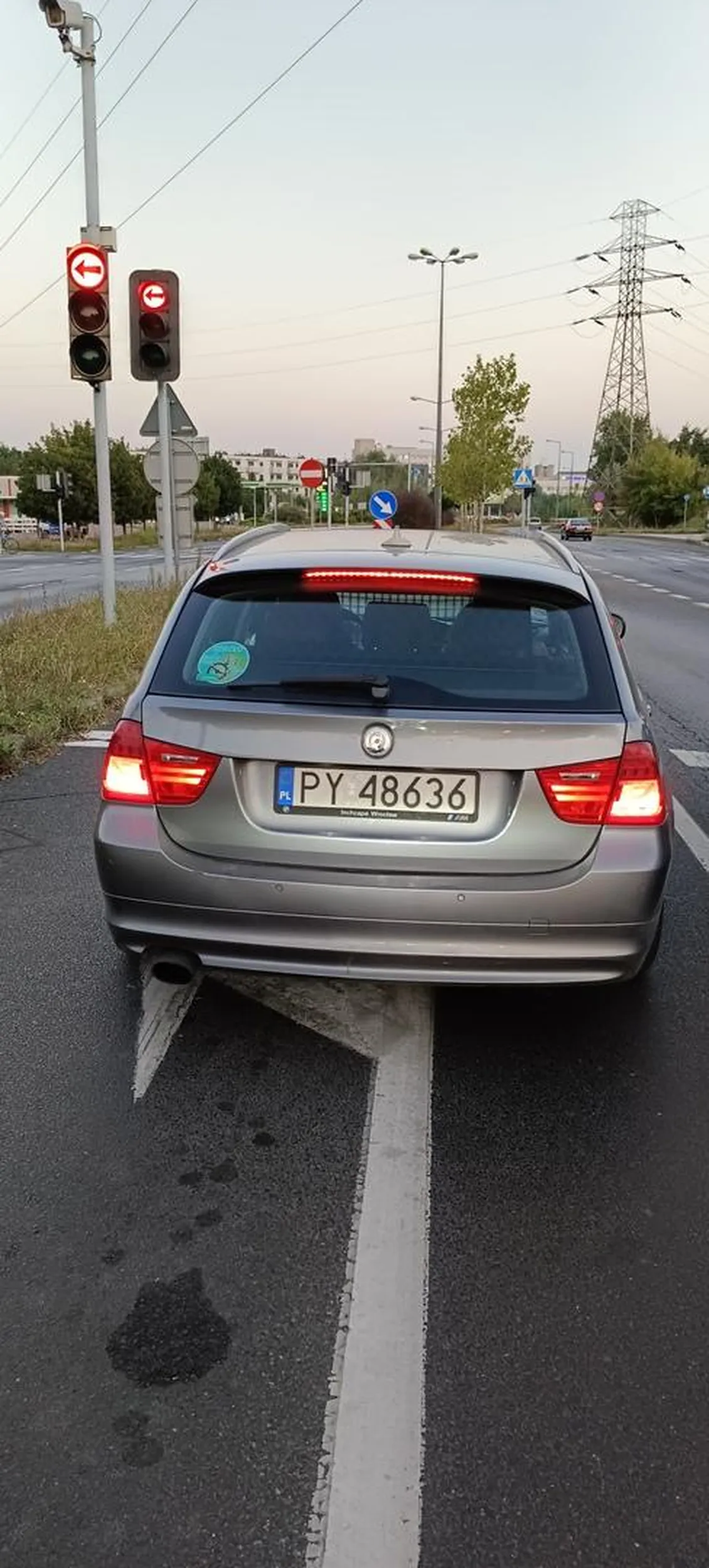 Jazda na zderzaku, agresywny styl jazdy starym  komb  brak szacunku dla pozostałych użytkowników dróg.