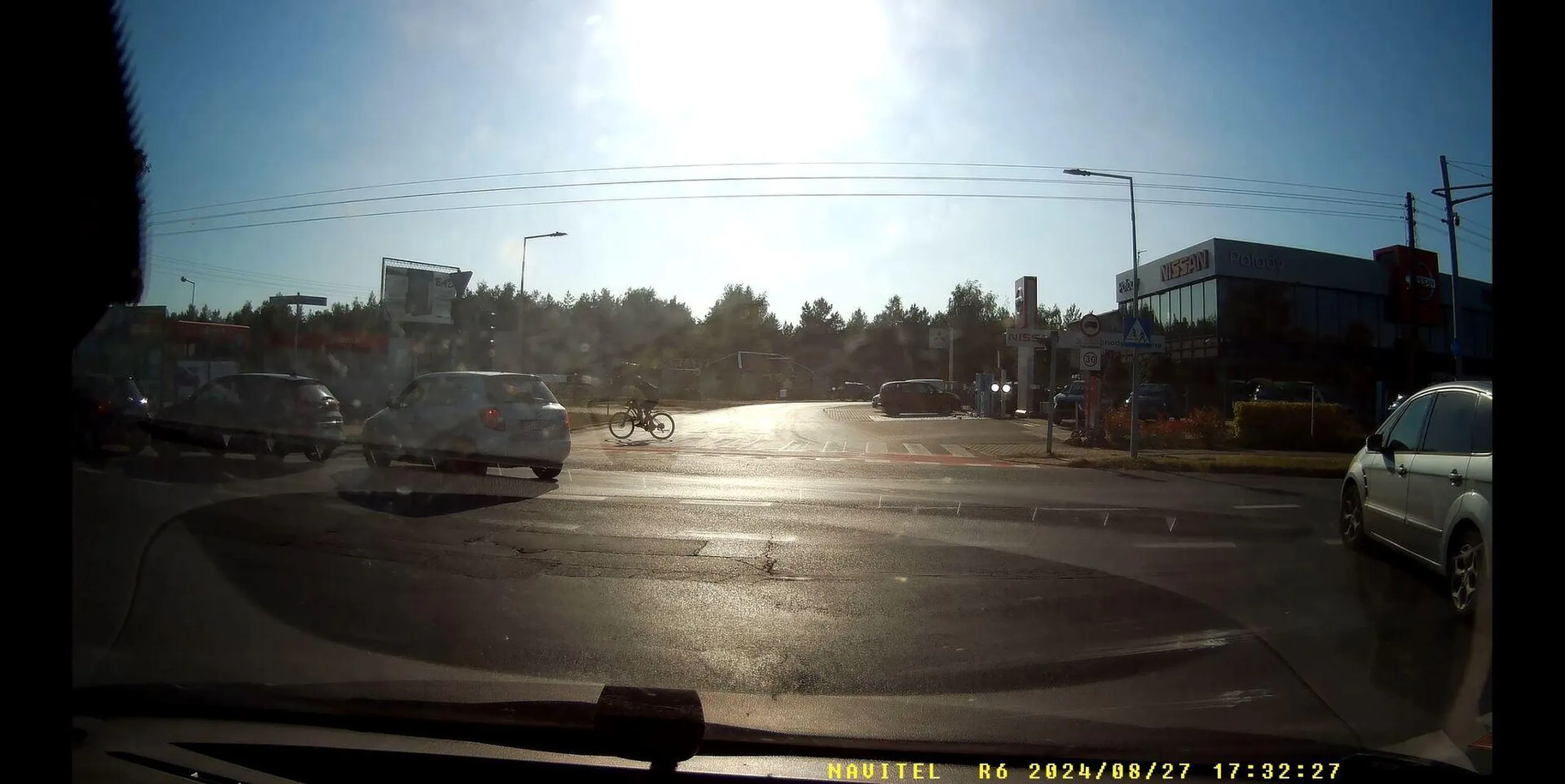 W Przeźmierowie ul. Rynkowa była zakorkowana, dlatego skręcając w lewo z Rzemieślniczej - mimo zielonego światła - zatrzymałem się przed skrzyżowaniem, aby nie blokować. Kierowca szarego samochodu Ford S-Max, stojącego za mną, ominął mój pojazd i wepchnął się bezczelnie na skrzyżowanie. https://maps.app.goo.gl/2hgUx2DWCZhu1Bxr9 - tutaj