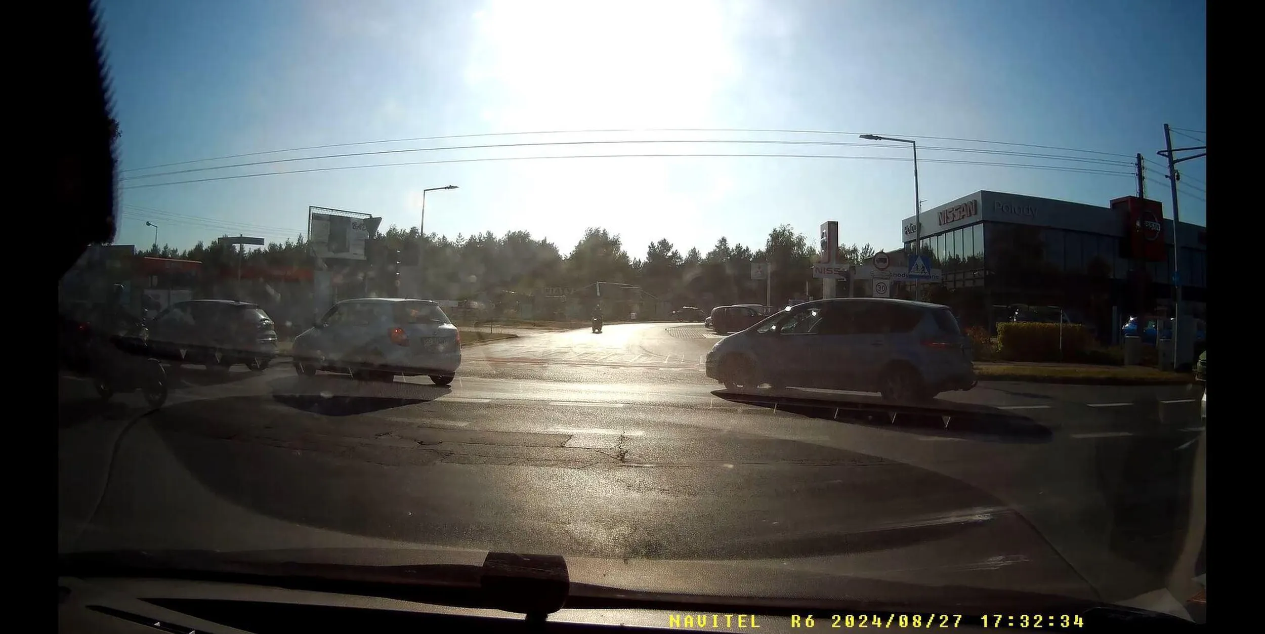 W Przeźmierowie ul. Rynkowa była zakorkowana, dlatego skręcając w lewo z Rzemieślniczej - mimo zielonego światła - zatrzymałem się przed skrzyżowaniem, aby nie blokować. Kierowca szarego samochodu Ford S-Max, stojącego za mną, ominął mój pojazd i wepchnął się bezczelnie na skrzyżowanie. https://maps.app.goo.gl/2hgUx2DWCZhu1Bxr9 - tutaj