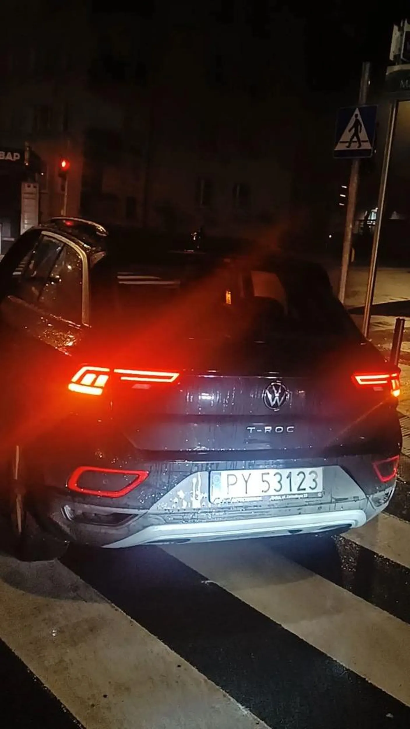 "W godzinach porannych (około godziny 04:00) właściciel tego pojazdu gwałtownie zahamował jadąc przede mną (około 20 metrów przed sygnalizacją świetlną więc powodu do zatrzymania się nie było, szczególnie że ulice były puste). Mi udało się uniknąć stłuczki ale na następnym skrzyżowaniu, również dużo przed sygnalizacją zrobił to samo ale z innym pojazdem, kierowca ledwo wyhamował a właściciel widocznego na zdjęciu Volkswagena T-Roc dodatkowo gwałtownie cofnął powodując szkody Tłumaczył się tym że pierwszy raz jedzie autem z automatyczną skrzynią biegów i auto samo zahamowało, zaprzeczał temu że cofał. Była z nim kobieta która stanowczo stała po jego stronie ale uciekła taksówką gdy została wezwana policja Uważajcie na siebie i jeździjcie ostrożnie, uważajcie na takich kierowców ?"