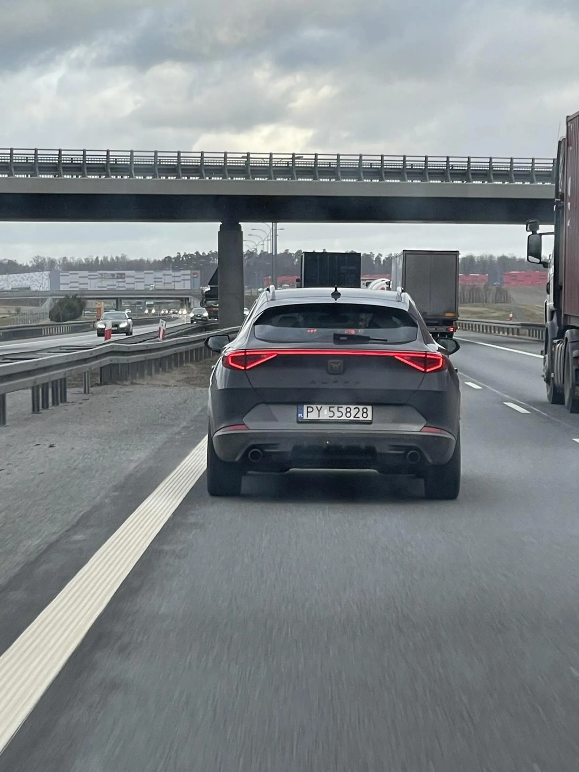 Mistrz lewego pasa ciśnie 50 km odległość ciągle lewym pasem jadąc 120/km/h na a1 a przy próbie wyprzedzenia z prawej przyspiesza i nie dopuszcza do tego