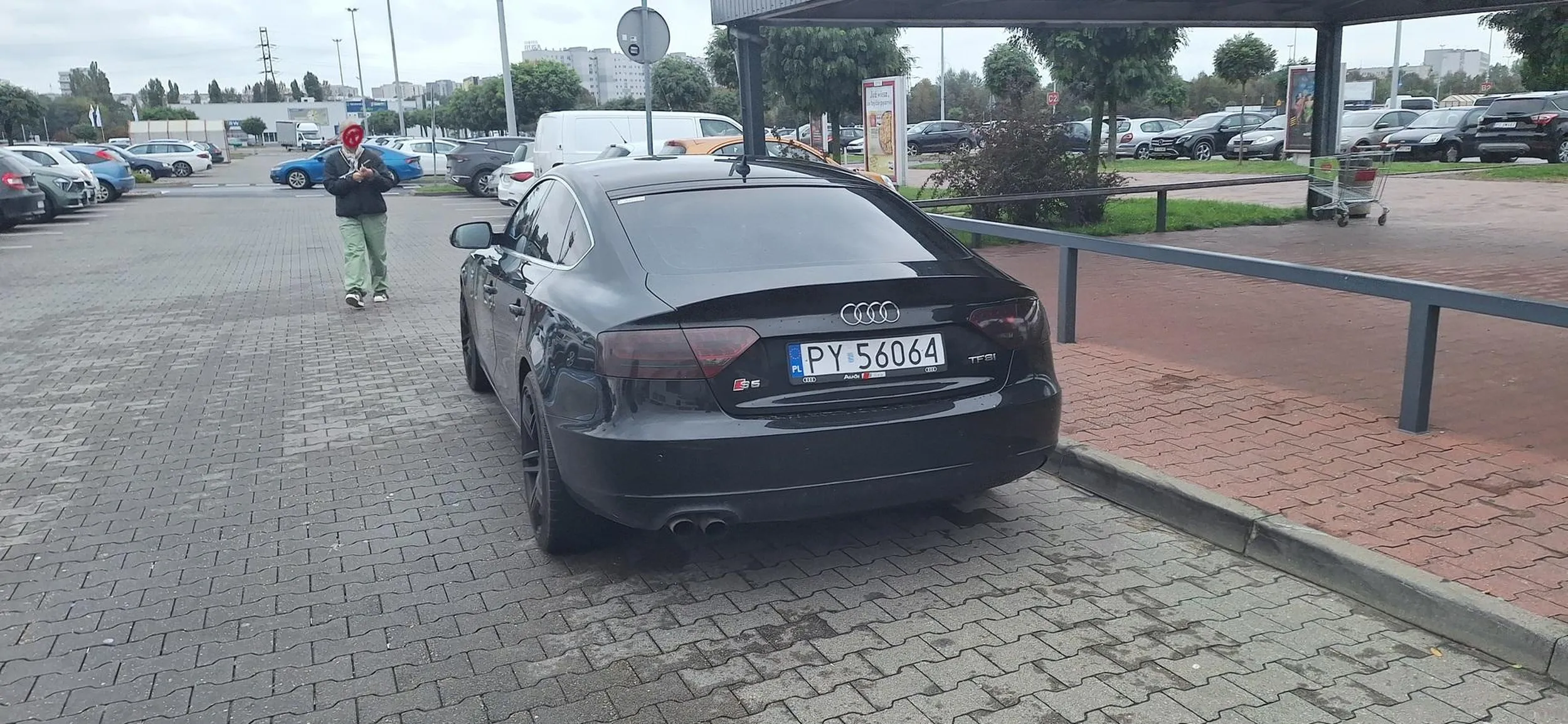 Nie wiem za kogo się uważa ten degenerat w tanim Audi, lecz uważam że parkowanie na drodze to już lekka przesada nawet jak na snoba