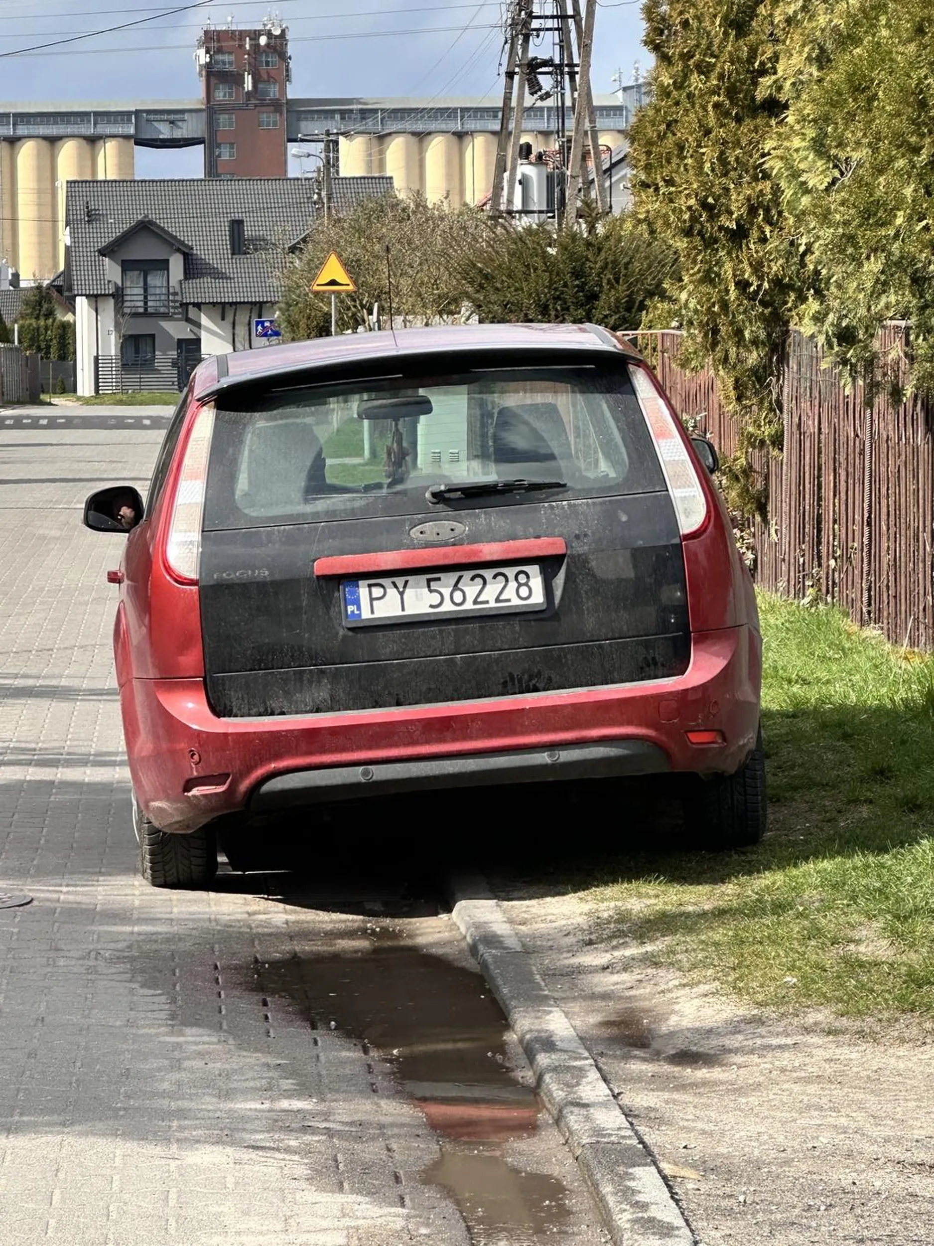 Kierowca zaczepia przechodniów-dziewczyny podczas onanizowania się na ulicy w aucie.