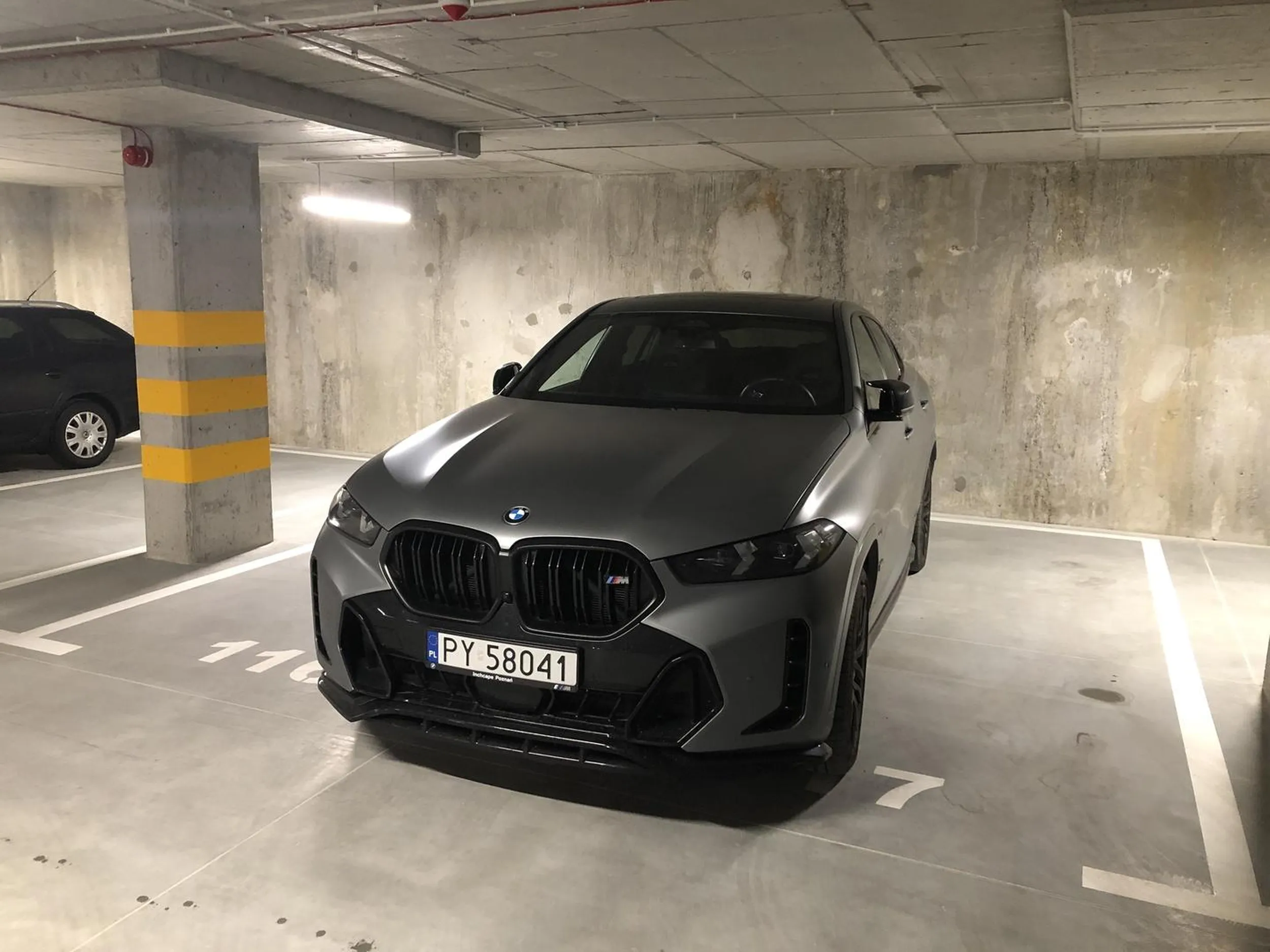 Stara babcia źle parkuje