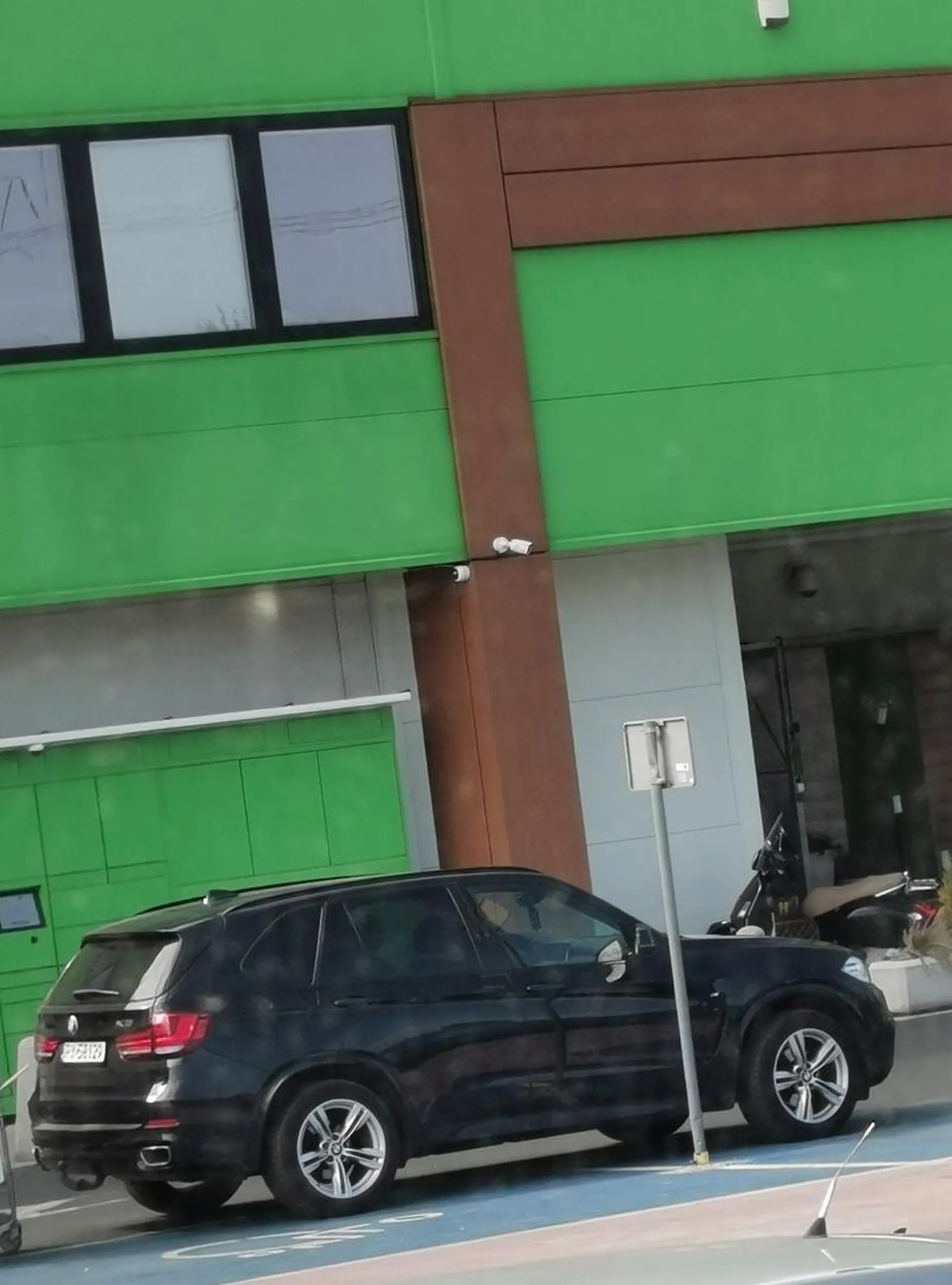 Nie ma jak to zostawić samochód na światłach awaryjnych częściowo na drodze i częściowo na parkingu dla  niepełnosprawnych.