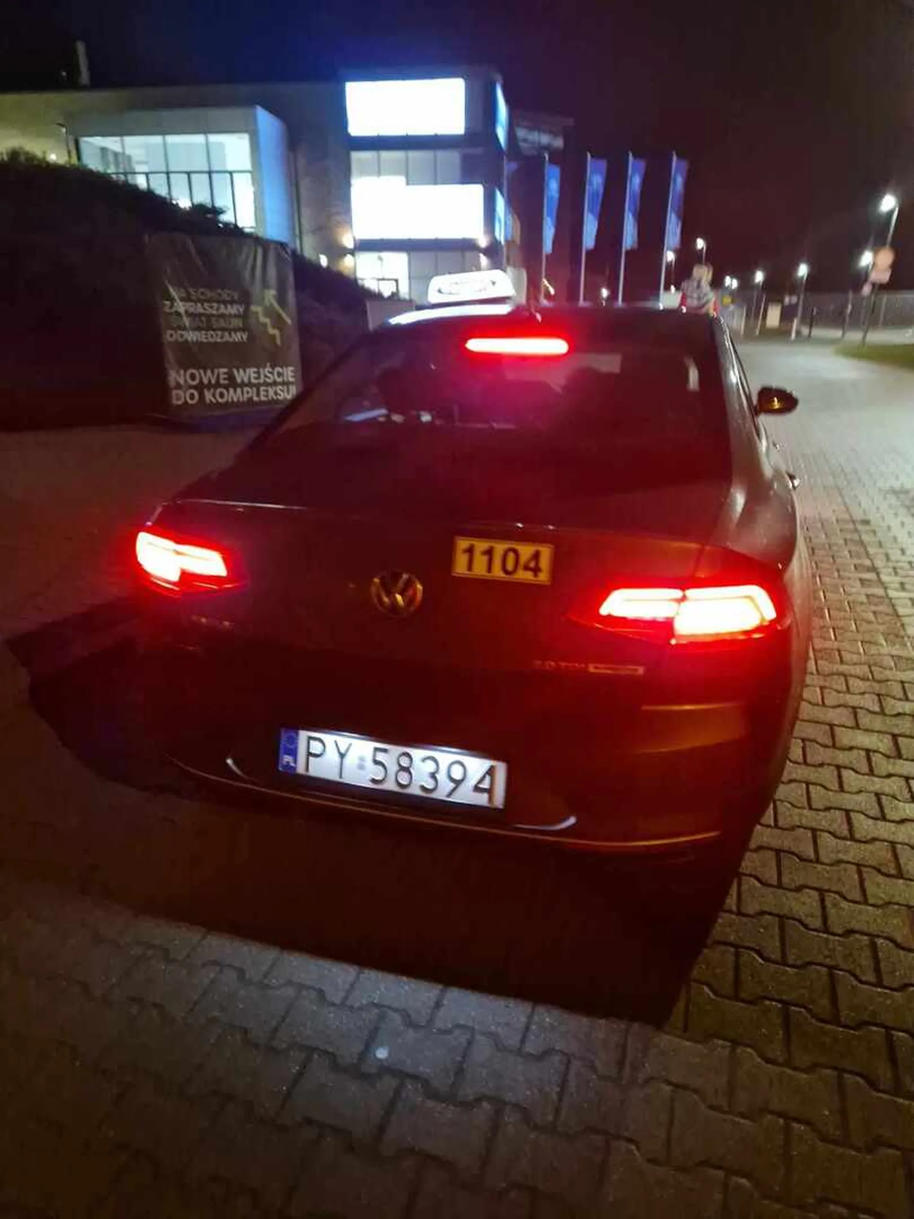 zatrzymał się na środku drogi i czekał za klientem. wiejski kij !